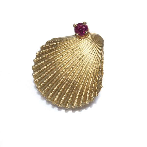 Pendant Ruby Shell Motif Yellow Gold 750 Tiffany&Co.: Pendant Ruby Shell Motif Yellow Gold 750 Tiffany&Co. Yellow Gold 750 Tiffany&Co. Pendant Ruby Shell Motif - A stunning 18k yellow gold pendant featuring a natural ruby, set within an intricate shell