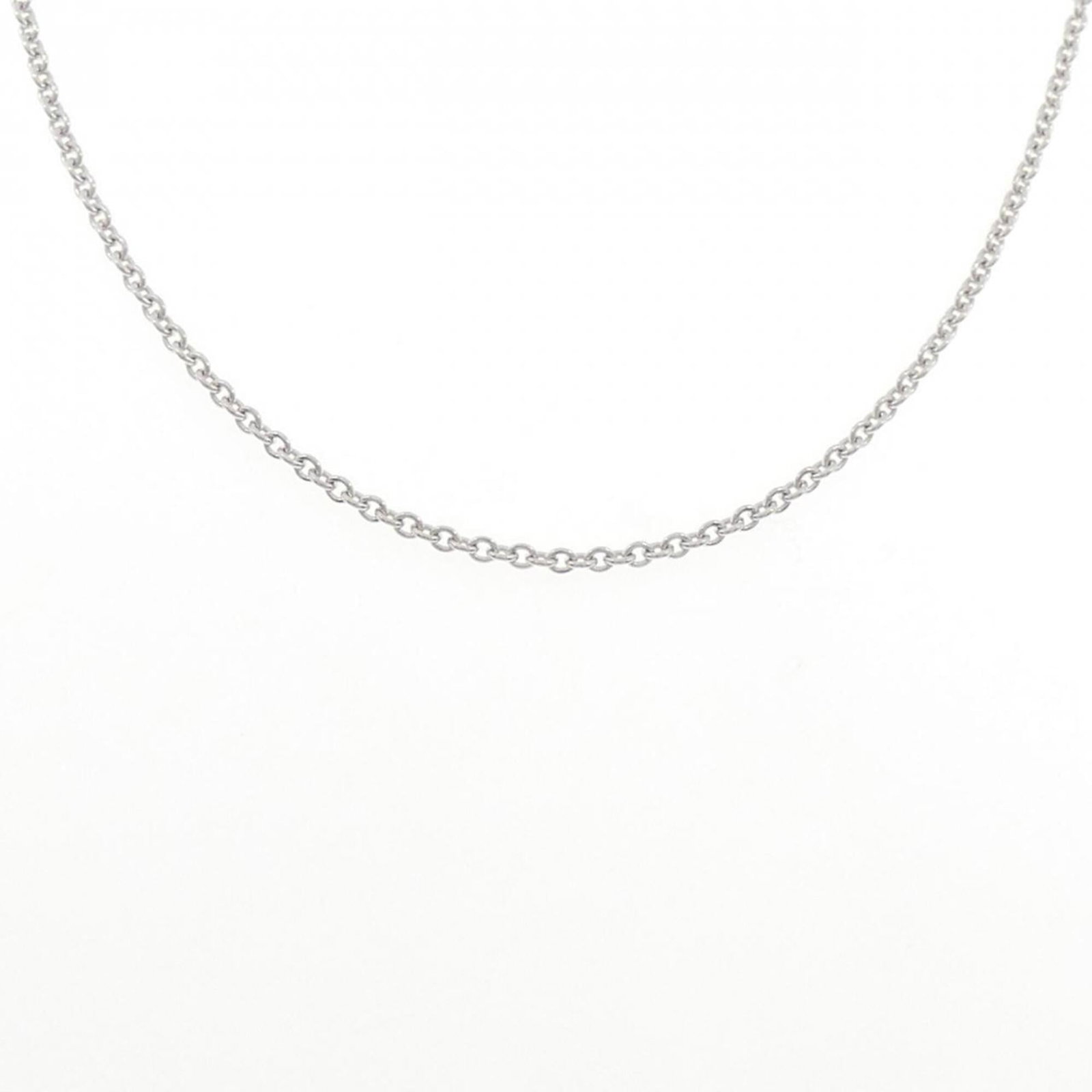 Chain Necklace Cartier Forza: Chain Necklace Cartier Forza Chain Necklace Cartier Forza in White Gold (18K) features a sleek design with a few traces of usage, some scratches / dirt that add to its worn-in charm. The necklace meas