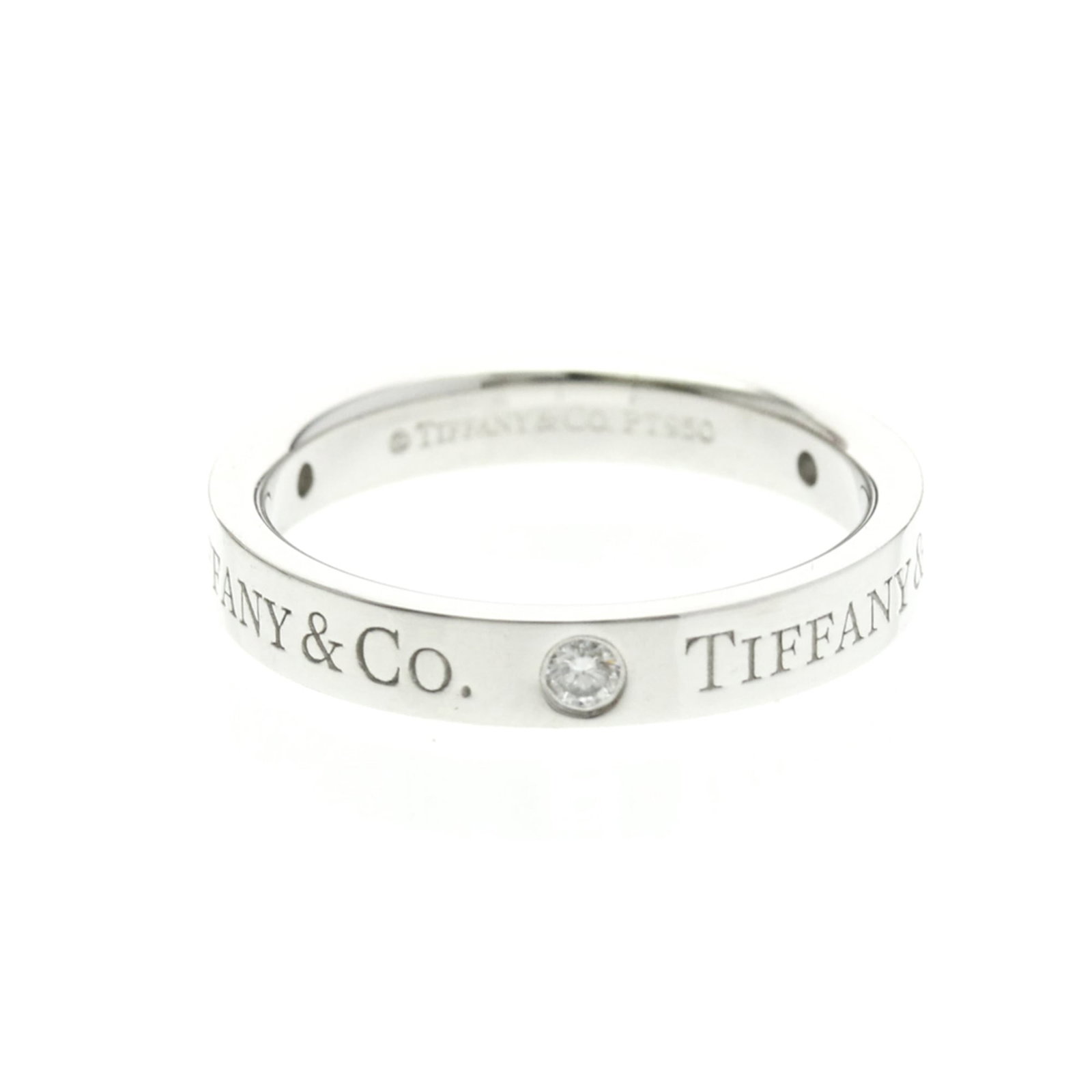 Tiffany band ring platinum: Tiffany band ring platinum Tiffany band ring in platinum, featuring a diamond stone and a sleek silver finish. This stylish piece showcases the brand's signature craftsmanship with its 3.1mm wide