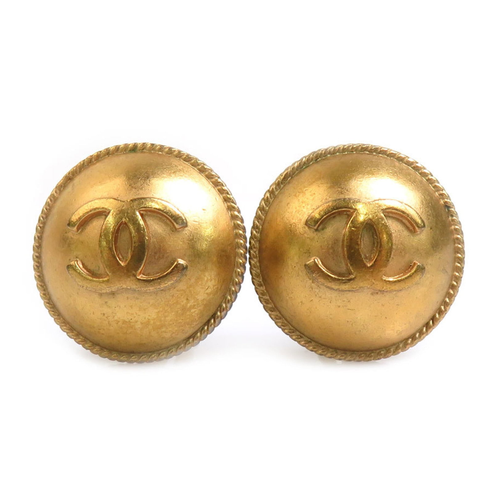 Clip earrings metal by Chanel: Clip earrings metal by Chanel Gold clip earrings by Chanel, bearing traces of usage and minor scratches. These metal earrings are in good condition despite showing signs of wear. The classic design
