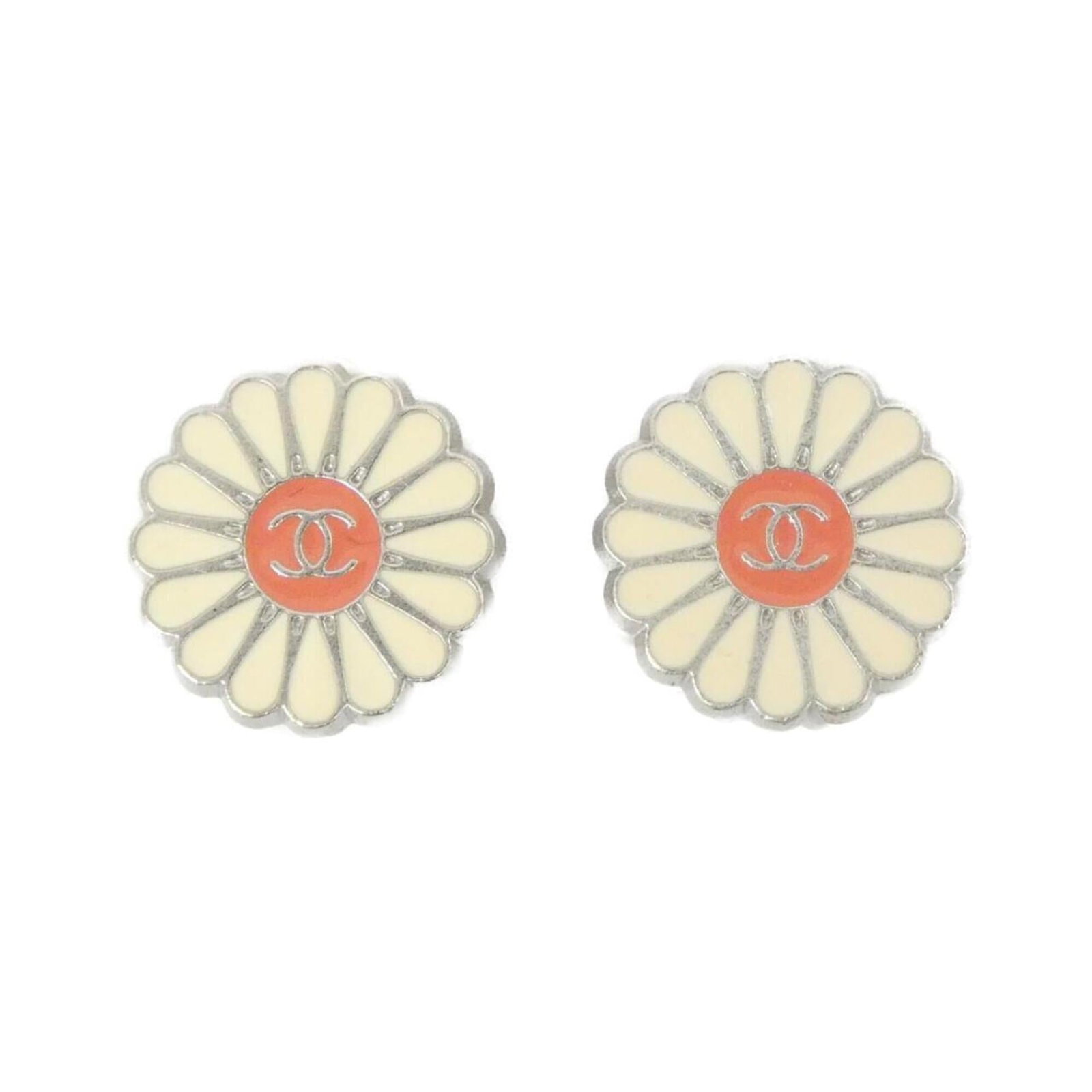 Chanel Clip Earrings: Chanel Clip Earrings Silver and white Chanel clip earrings with a classic design, measuring 17.00mm x 17.00mm in size. The earrings have a few traces of usage, some scratches / dirt can be seen but ov