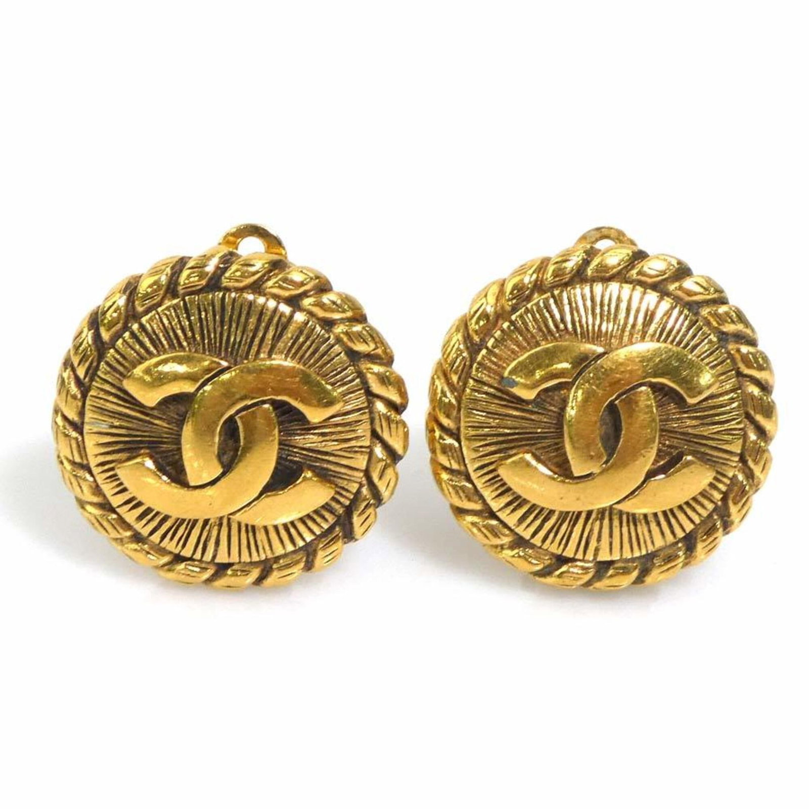 Clip earrings metal by Chanel: Clip earrings metal by Chanel Gold clip earrings by Chanel, bearing traces of usage and minor scratches. These metal earrings are in good condition despite showing signs of wear. The classic design