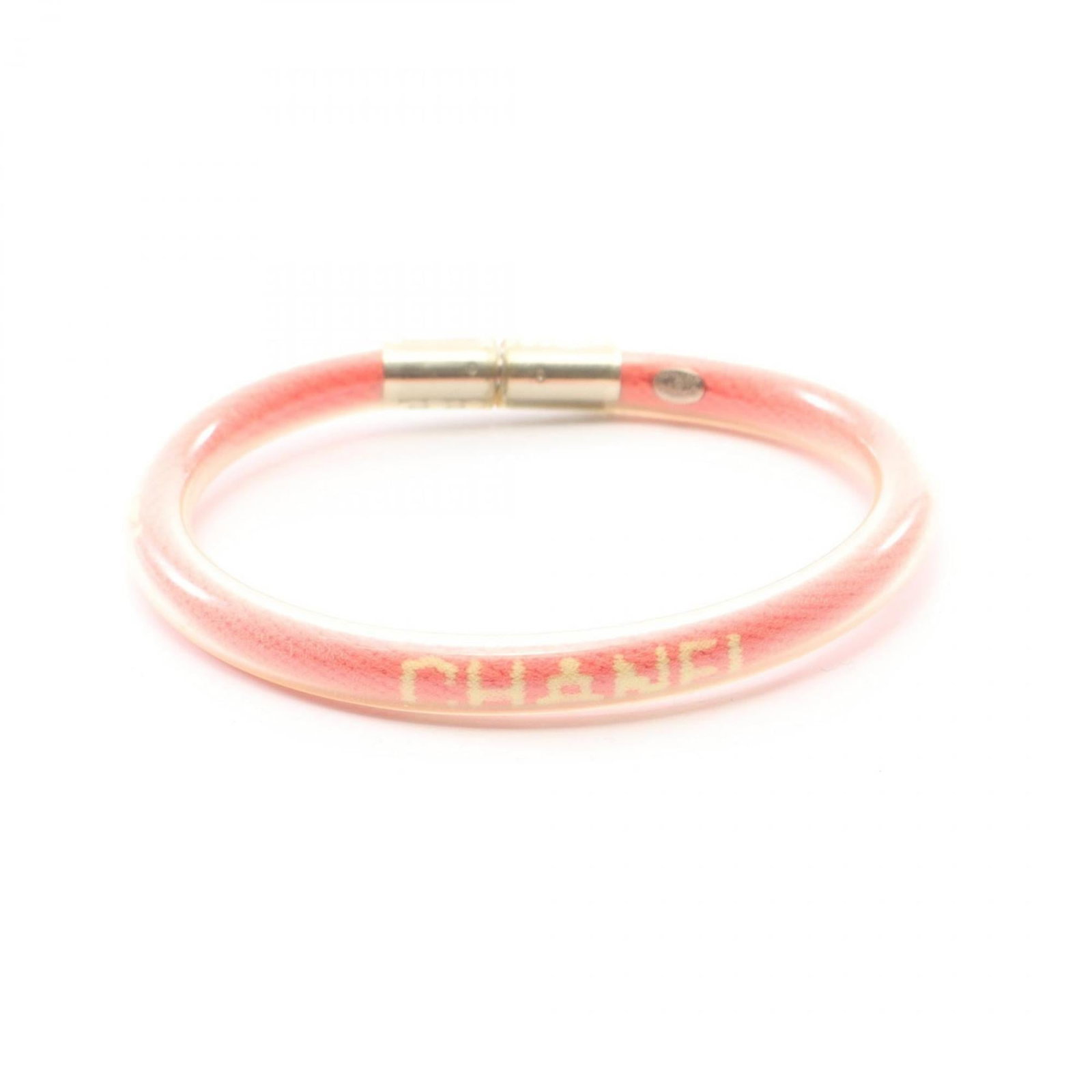 Chanel Charm Bracelet Rubber: Chanel Charm Bracelet Rubber Pink rubber charm bracelet from Chanel, featuring a few traces of usage with some minor scratches and dirt. The condition is overall very good despite showing signs of wea