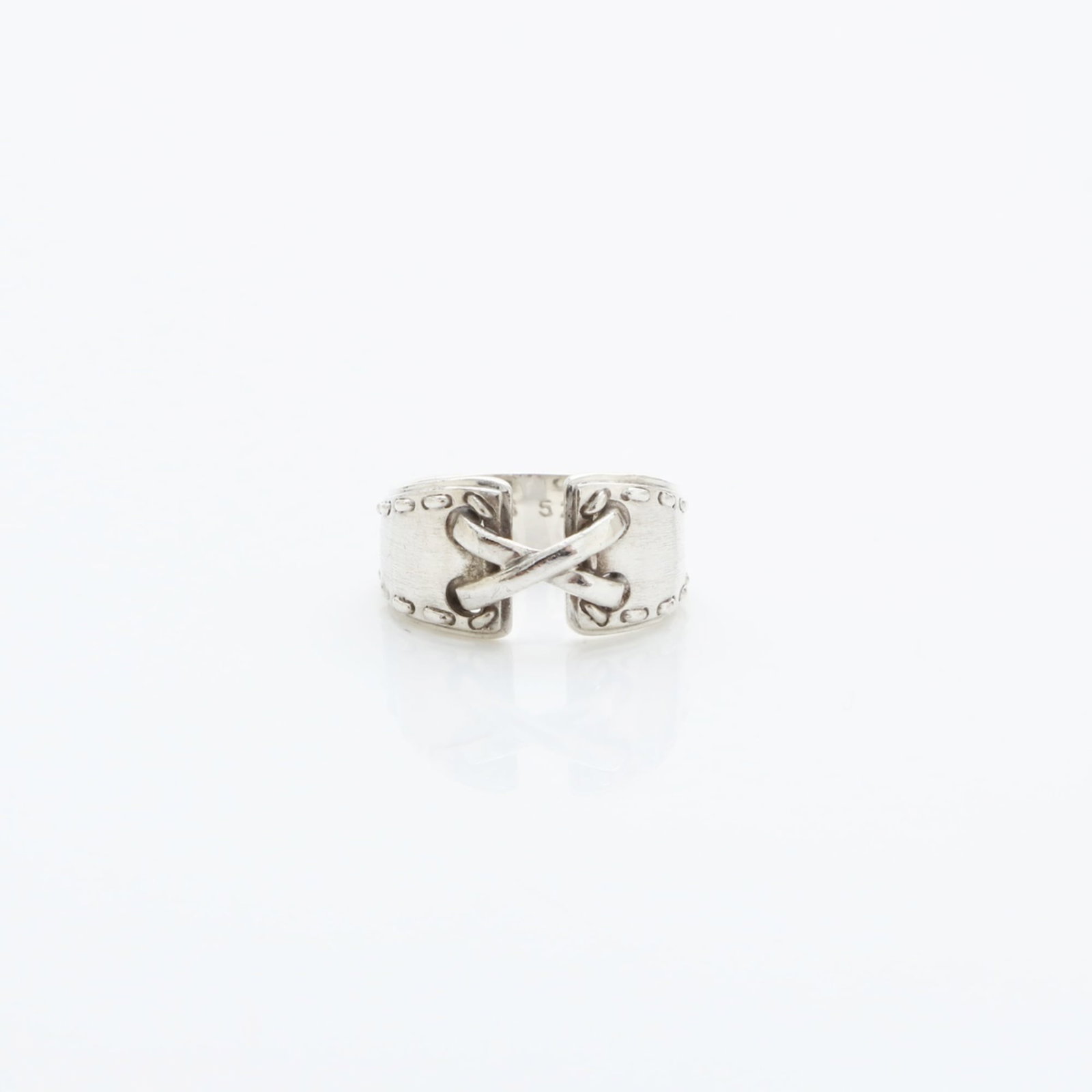 Ring Band Hermes: Ring Band Hermes Silver Ring Band from Hermes, featuring a classic design with a few traces of usage visible. The band shows some scratches and dirt but remains in very good condition overall. A used