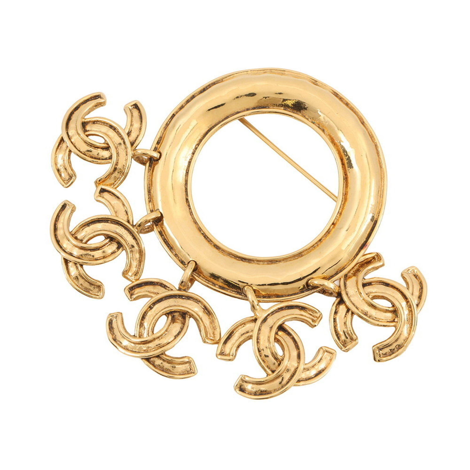 Metal brooch by Chanel: Metal brooch by Chanel Gold metal brooch by renowned fashion house Chanel, featuring a timeless design with subtle traces of usage and minor scratches. The piece measures 6.5cm x 8cm and is in very go