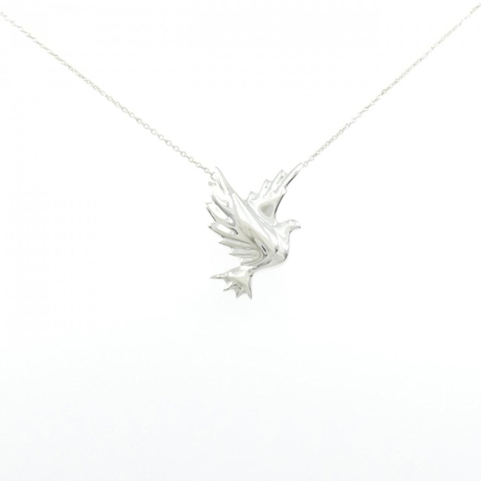 Tiffany 925 Necklace: Tiffany 925 Necklace Tiffany 925 Necklace - A Timeless Silver Pendant. This silver necklace features a beautiful pendant with a size of 22.9mm x 16.5mm, set against a chain with a circumference of 41 