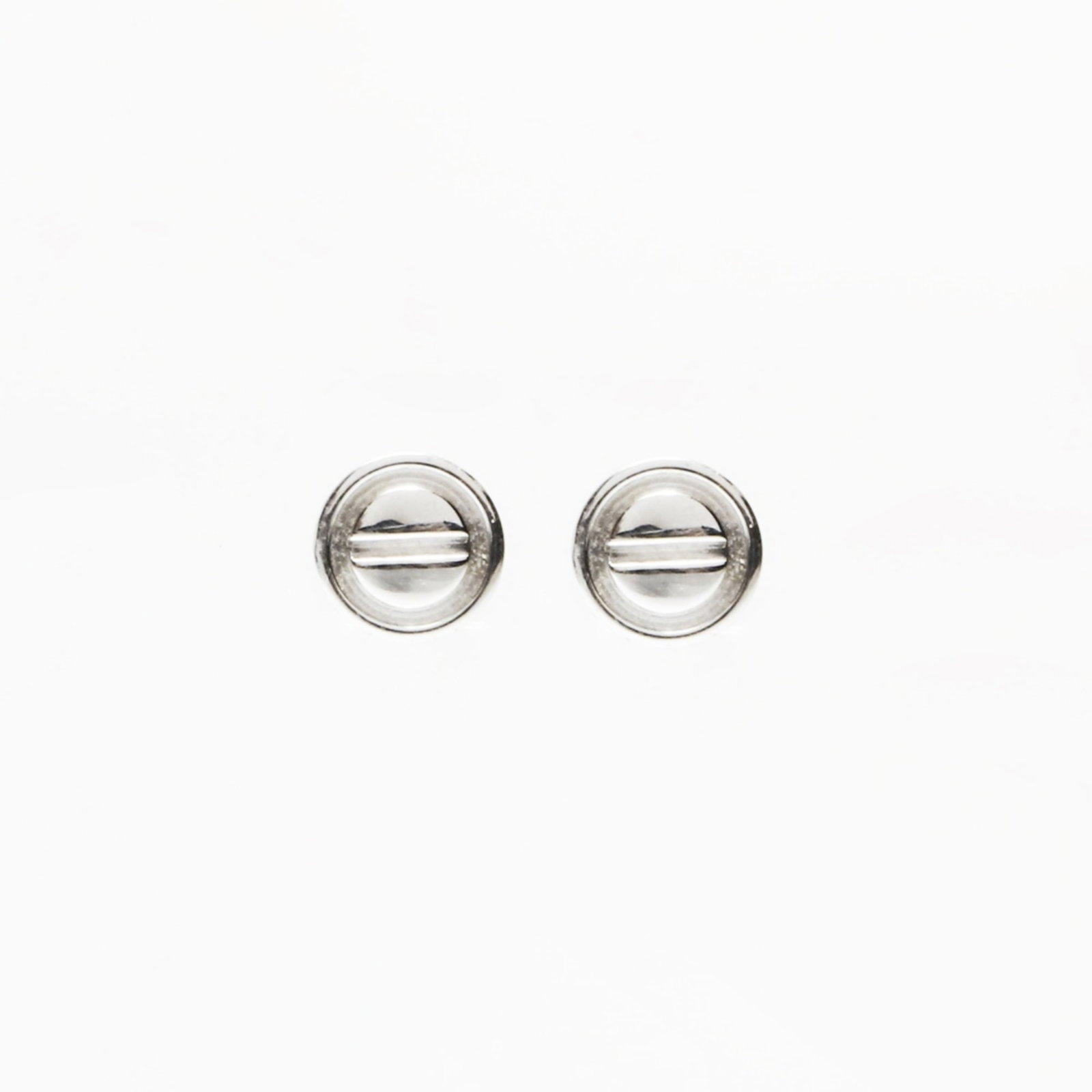 STUD EARRINGS WHITE GOLD 18K CARTIER: STUD EARRINGS WHITE GOLD 18K CARTIER Stud earrings in white gold 18K Cartier, featuring a silver finish. The earrings measure 17.00mm x 17.00mm and bear a signature, with some traces of usage visible.