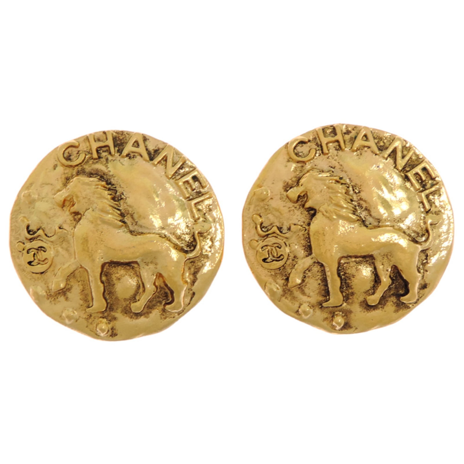 Clip earrings gold plating by Chanel: Clip earrings gold plating by Chanel Gold plating by renowned fashion house Chanel, these clip earrings boast understated elegance with their sleek design. Measuring 29mm x 29mm, they offer a subtle y