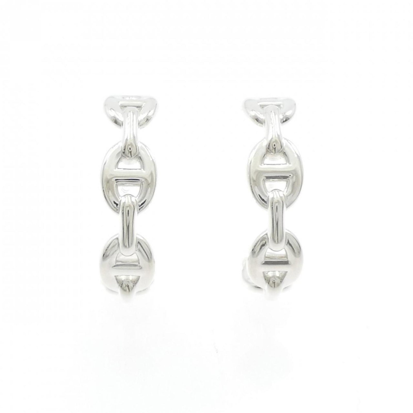Hermes 925 Silver Earrings Stud: Hermes 925 Silver Earrings Stud Stud earrings from the iconic luxury brand Hermes, crafted from high-quality 925 silver. The subtle design and sleek finish make these earrings a timeless addition to a