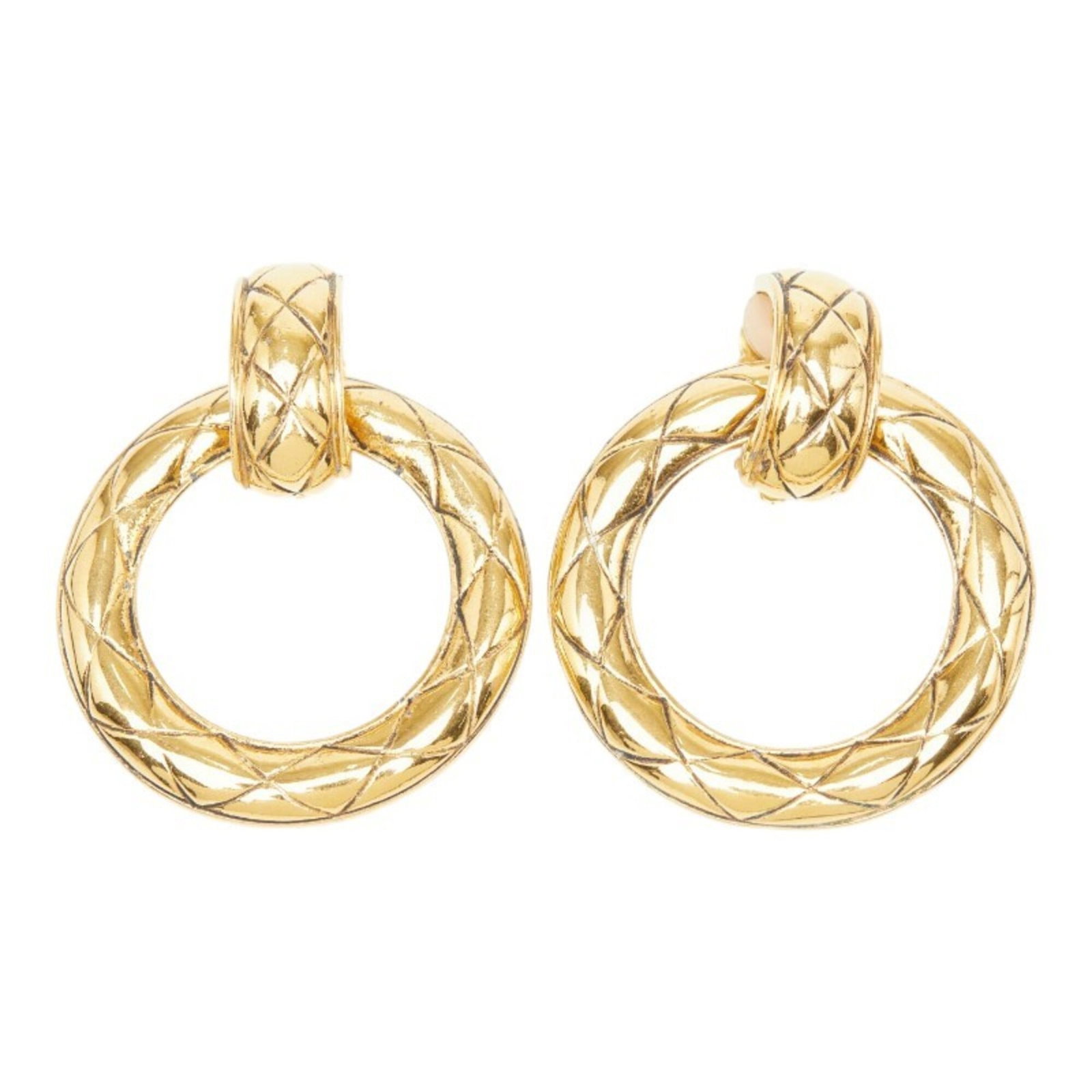 Chanel Clip Earrings: Chanel Clip Earrings Gold clip earrings from the iconic Chanel brand, featuring a timeless design with subtle details. With a size of 55.30mm x 46.90mm and a condition that shows traces of usage,