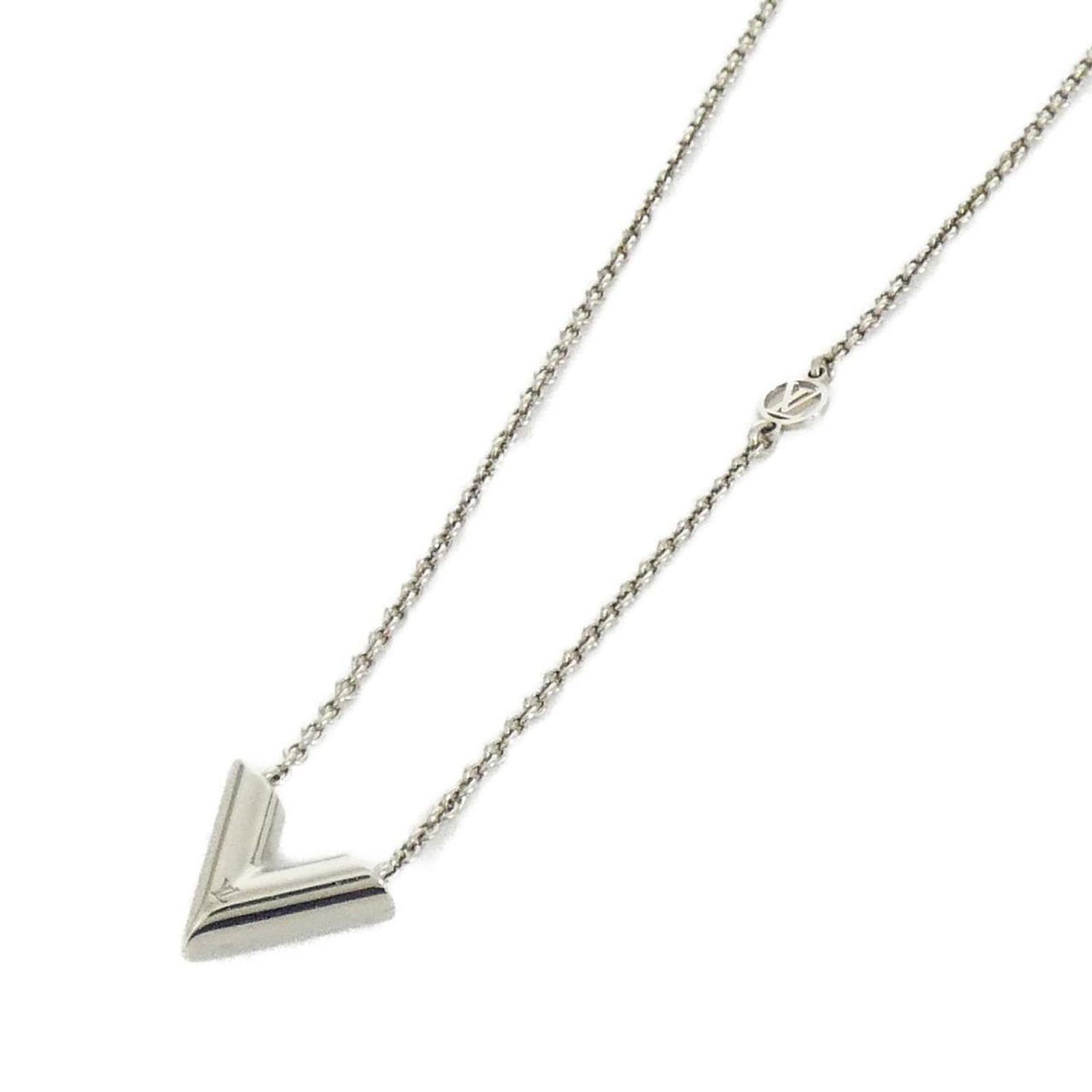 Louis Vuitton necklace Essential M63197: Louis Vuitton necklace Essential M63197 Silver Louis Vuitton necklace with an Essential M63197 pendant, featuring a 14mm x 17mm design. The necklace has a adjustable neck circumference of 39 cm - 45