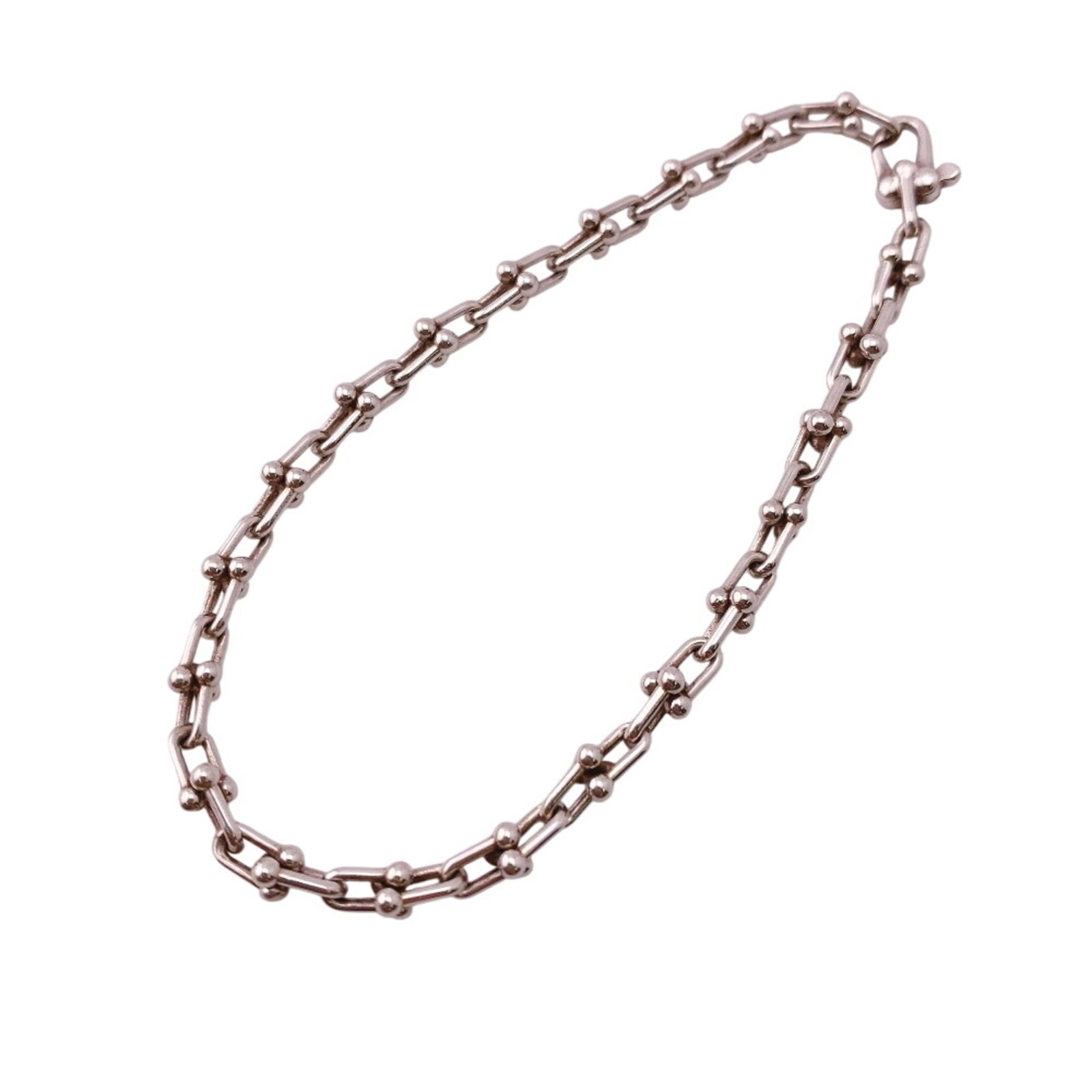 Tiffany Bangle: Tiffany Bangle Silver Tiffany bangle with a total length of 17.5cm, bearing a few traces of usage and minor scratches/dirt, still in very good condition. This classic bangle showcases the timeless ele