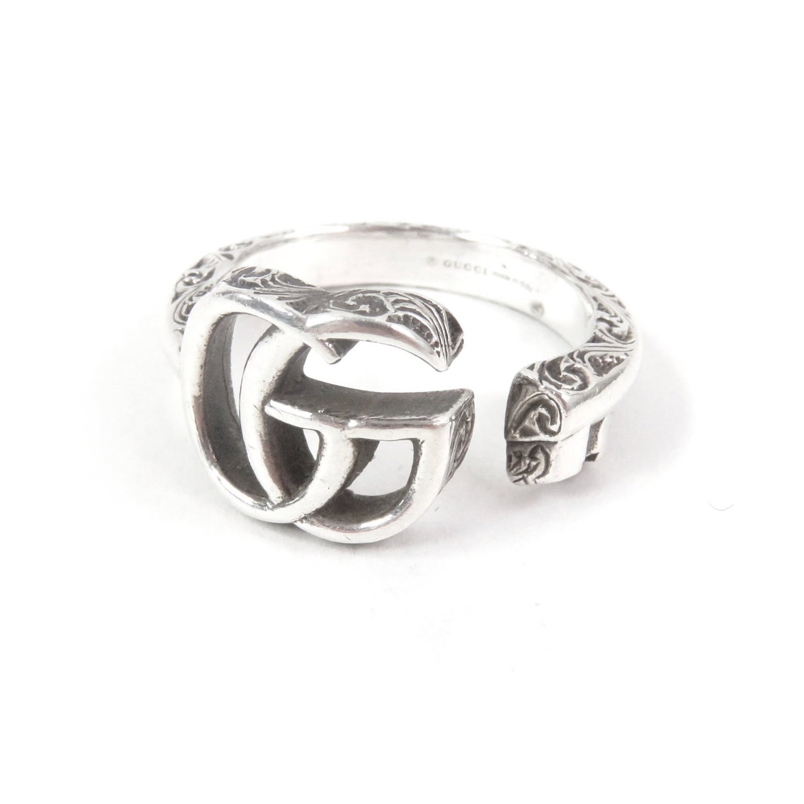 Gucci ring band silver 925: Gucci ring band silver 925 Silver 925 Gucci ring band, featuring the iconic Italian luxury brand. This used silver band shows some signs of wear, with a few scratches and minor dirt, but remains in