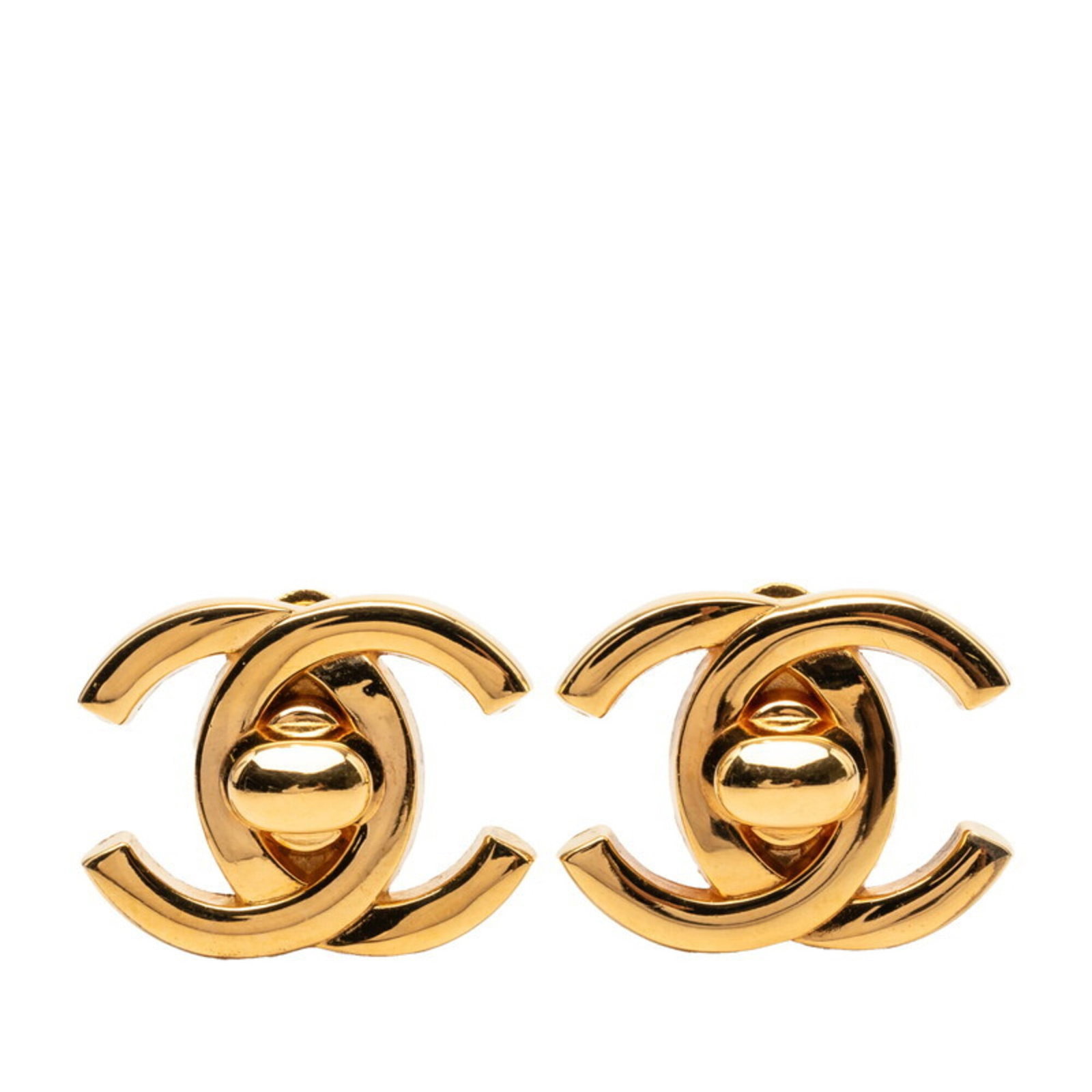 Clip earrings gold plating by Chanel: Clip earrings gold plating by Chanel Clip earrings in gold plating by Chanel, bearing traces of usage and minor scratches. These clip earrings feature the iconic design of the luxury brand, adding a t