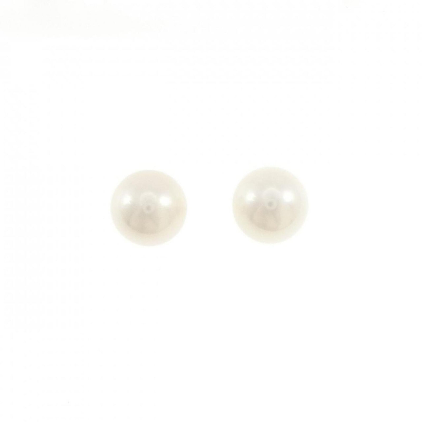Gold Stud Yellow Earrings Tiffany: Gold Stud Yellow Earrings Tiffany Yellow Gold (18K) stud earrings from Tiffany, bearing a few traces of usage with some minor scratches and dirt, are presented in very good condition. Made from high-q