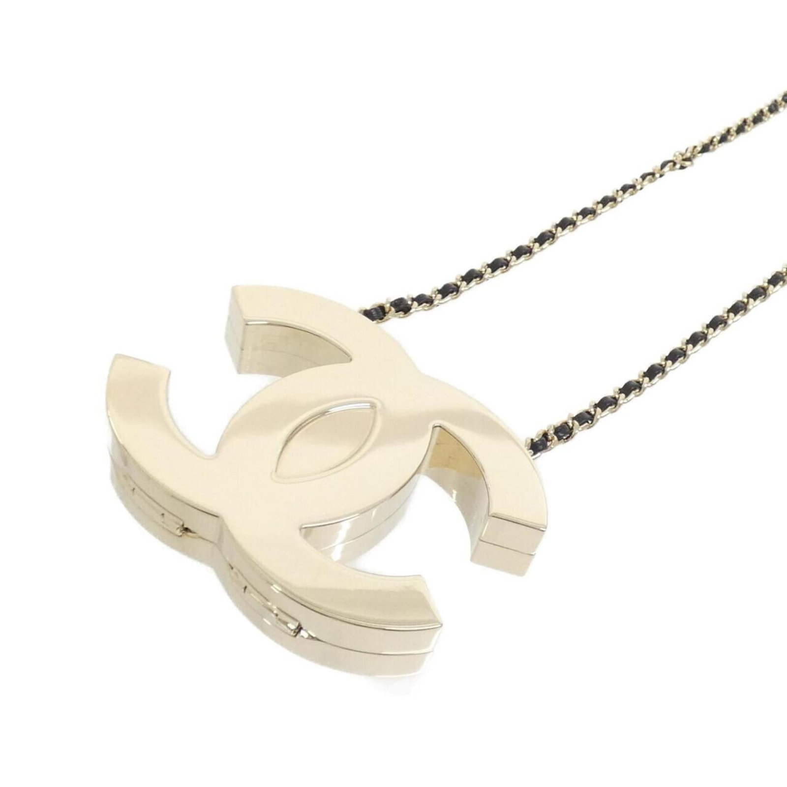 Abe814 Necklace of Chanel: Abe814 Necklace of Chanel Abe814 Necklace of Chanel features a striking black leather strap with gold accents, measuring 120 cm in circumference. The pendant itself stands at 80mm x 105mm and bears th