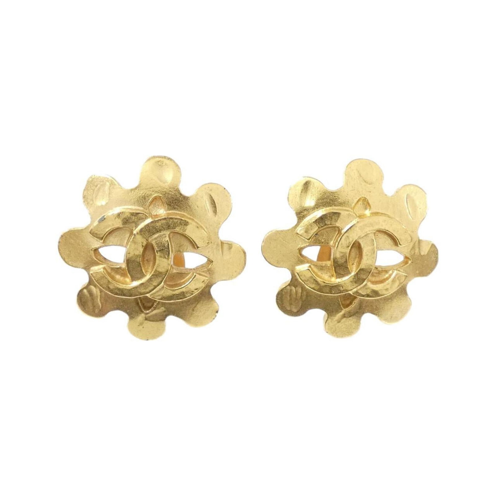 Chanel Clip Earrings: Chanel Clip Earrings Chanel Clip Earrings in Gold, featuring the iconic design with a few traces of usage and some minor scratches. The earrings are made from high-quality materials and have been