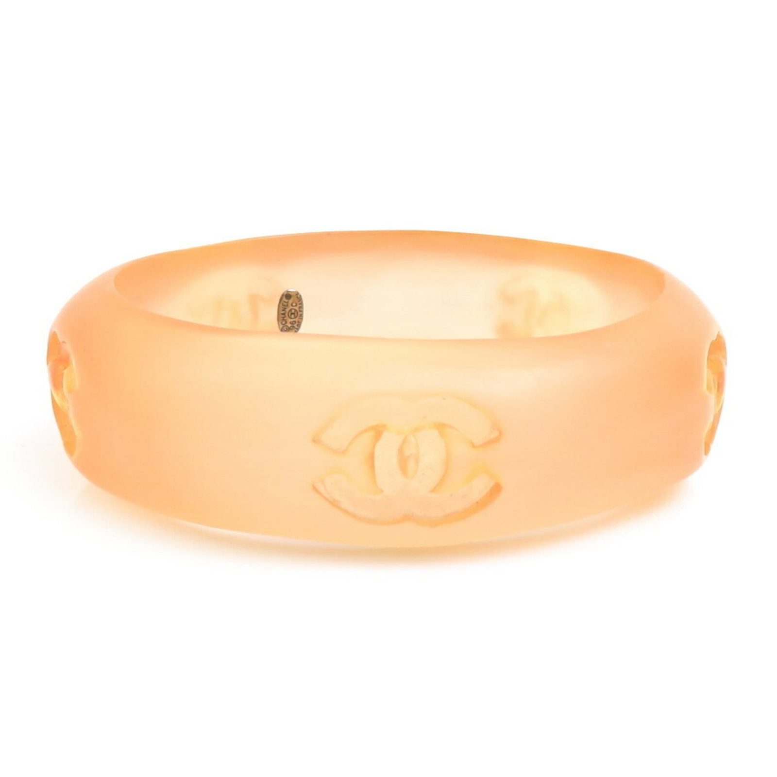 Plastic Bangle Chanel: Plastic Bangle Chanel This plastic bangle from Chanel features a classic design with a beige and orange color combination. Measuring 21cm in length, it has a subtle wear and tear, with some scratches