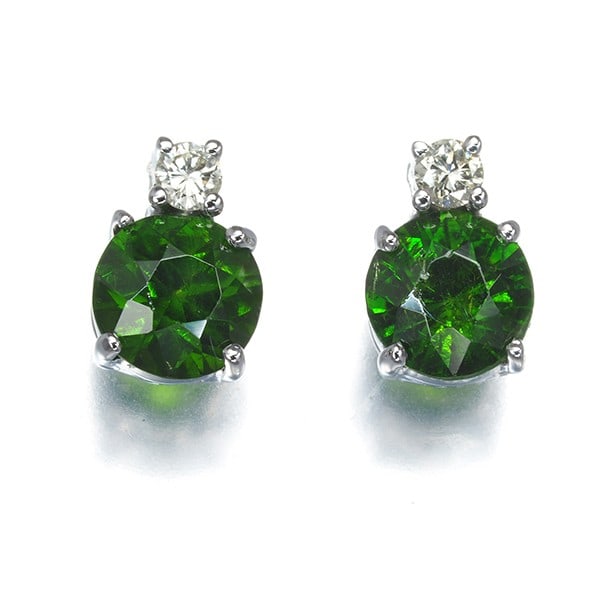 Diamond Earrings Garnet 0.60Ct 18K White Gold: Diamond Earrings Garnet 0.60Ct 18K White Gold 18k White Gold Diamond Earrings with a stunning 0.60Ct Demantoid Garnet centerpiece, showcasing natural beauty and elegance in a classic stud design. The 