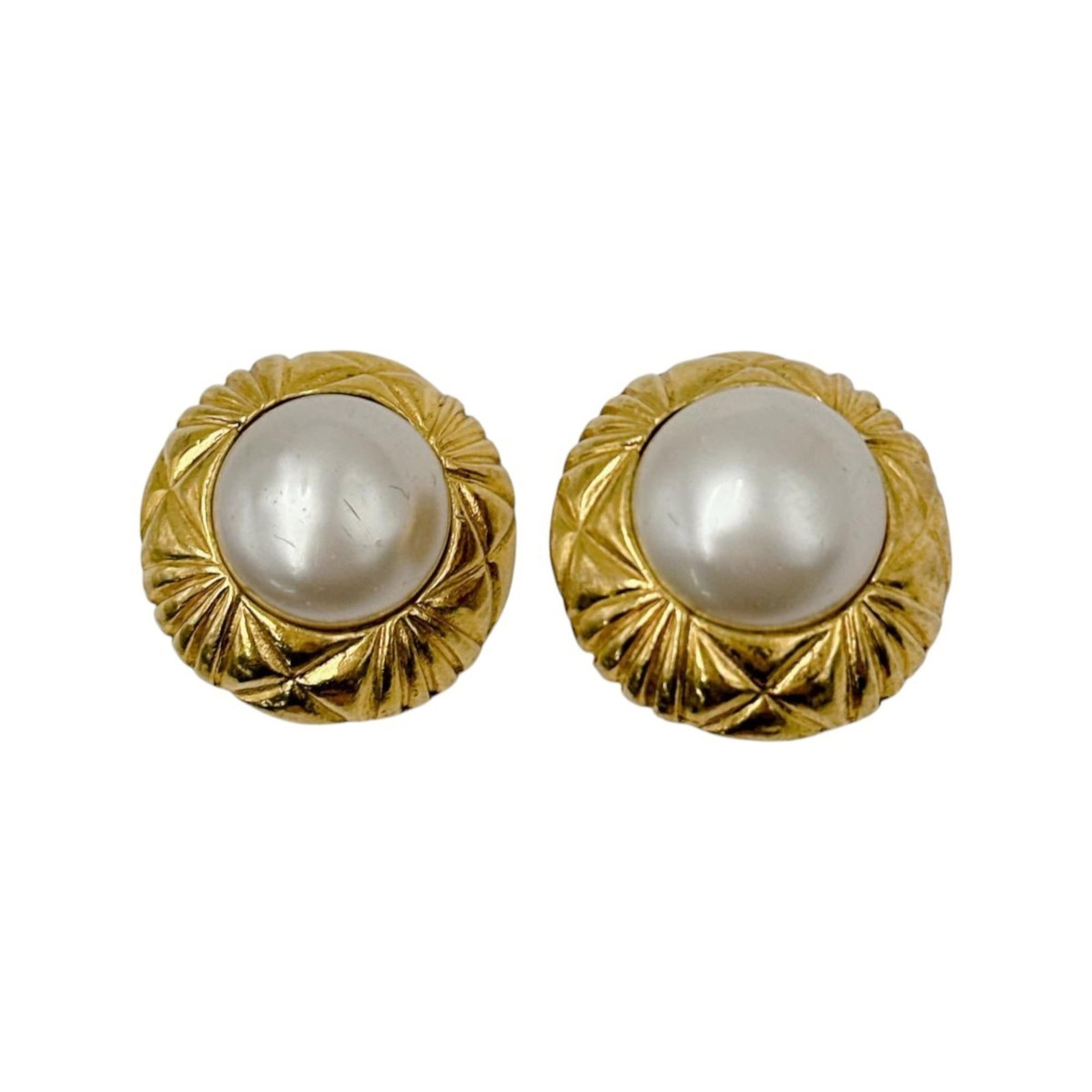 Chanel Clip Earrings: Chanel Clip Earrings Gold Plated Clip Earrings from Chanel, featuring a classic design with a subtle gold finish. Made in a compact size at 25.00mm x 25.00mm, these earrings showcase the iconic style 