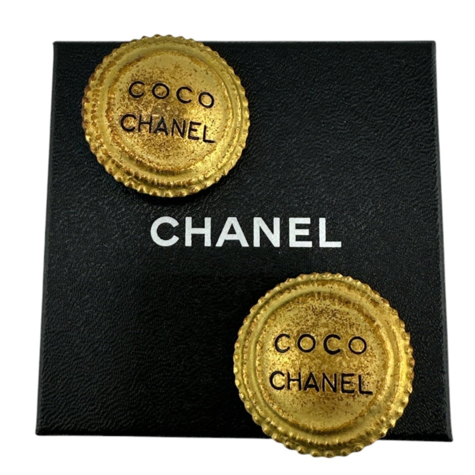 Chanel Clip Earrings: Chanel Clip Earrings Chanel Clip Earrings are available in gold, featuring a classic clip design. Measuring 35mm x 35mm, these earrings showcase the timeless style of Chanel's vintage collection.