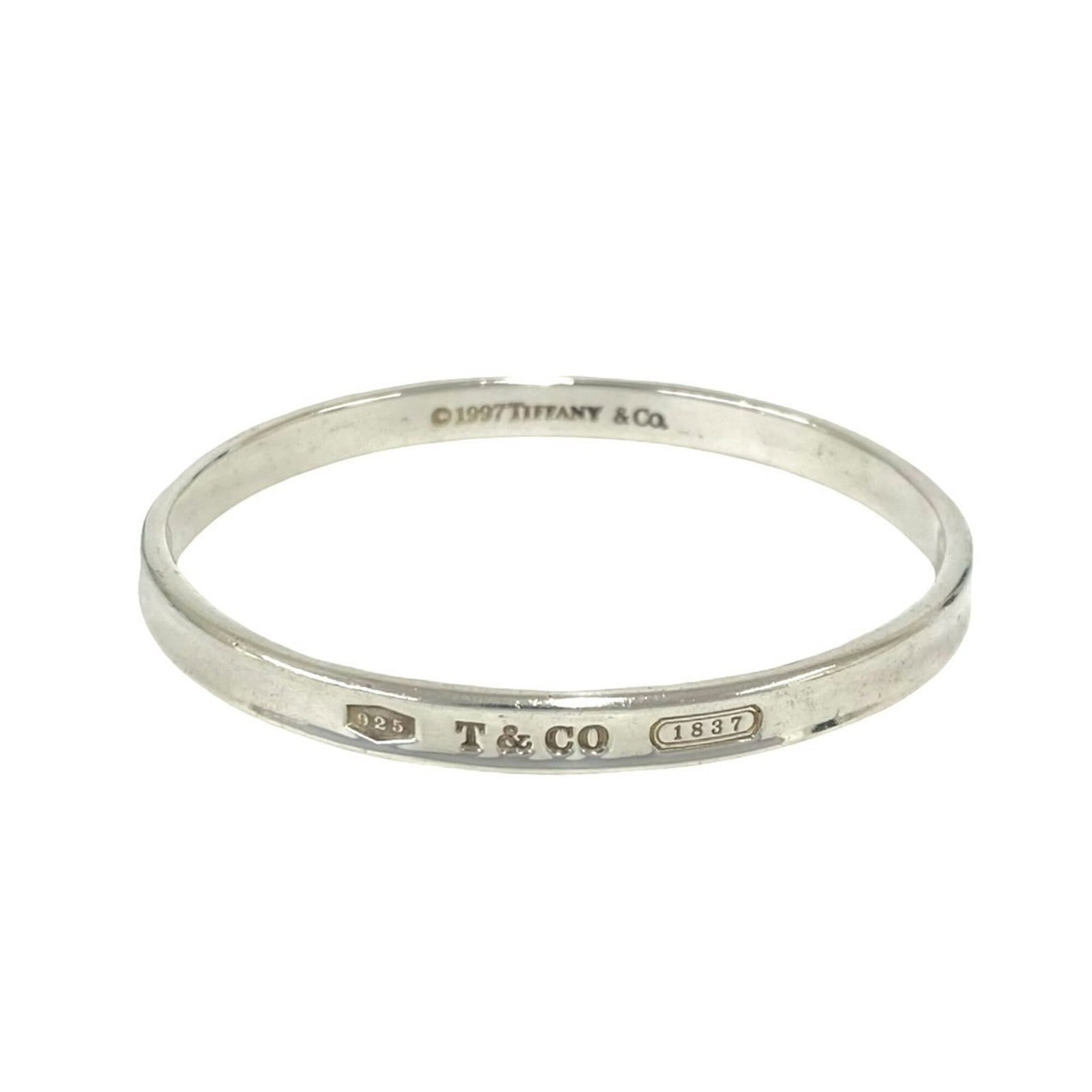 Silver Bangle Tiffany: Silver Bangle Tiffany Silver Bangle Tiffany bears the signature of its creator, adding a touch of elegance to any outfit. Made from high-quality silver 925, this bangle features a classic design that 