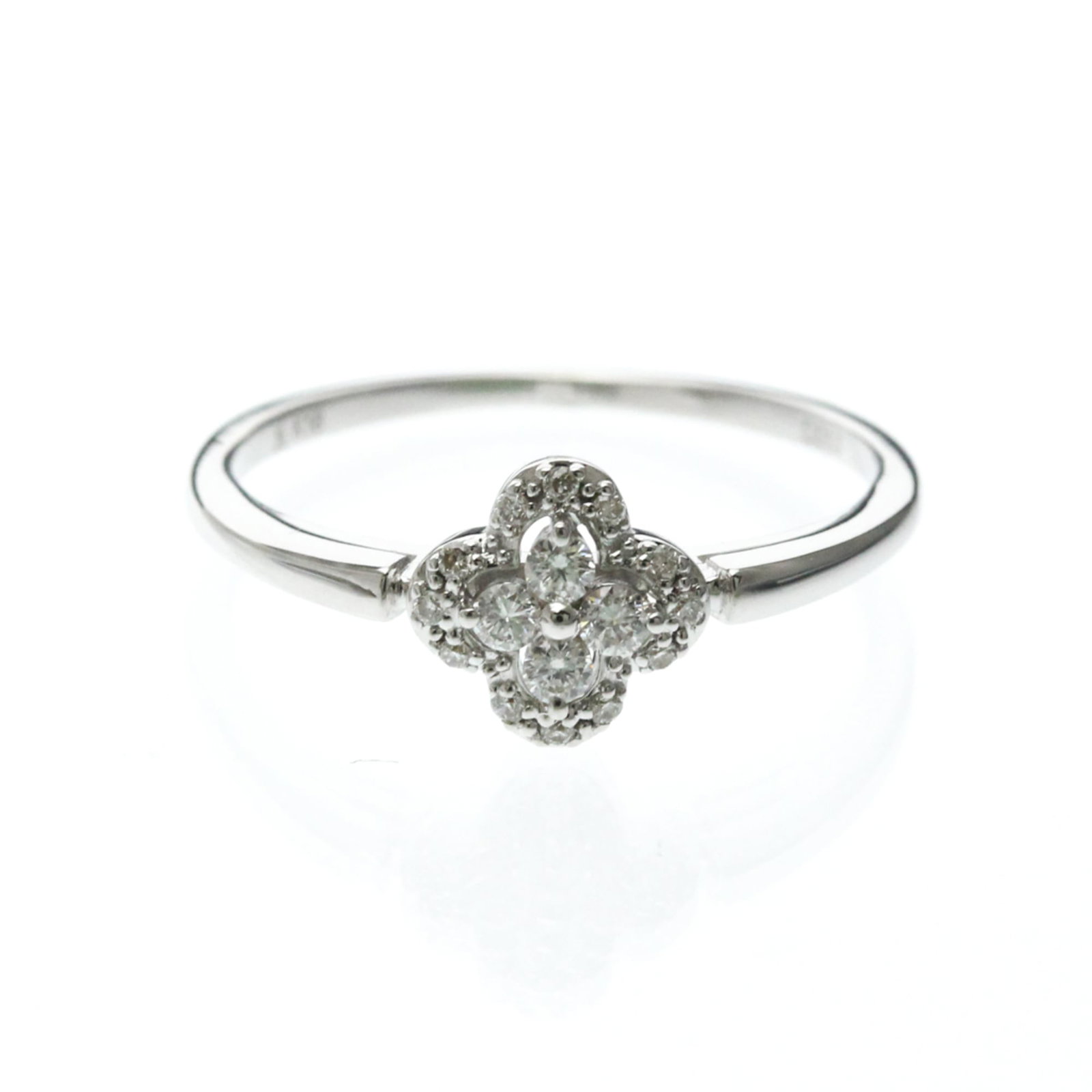 Vendome Aoyama Band Ring White Gold (18K): Vendome Aoyama Band Ring White Gold (18K) Vendome Aoyama Band Ring White Gold (18K) features a sleek, silver design with a diamond stone set in an 18K white gold band. The ring boasts a classic style