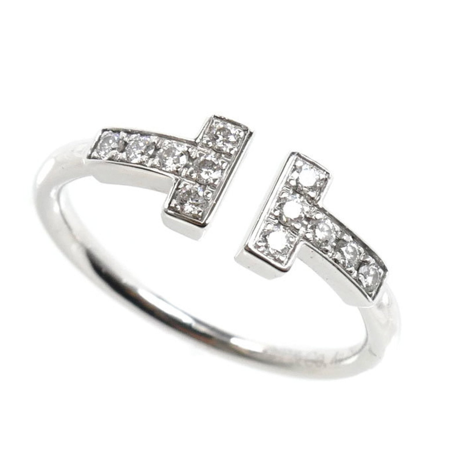 Tiffany Band Ring White Gold (18K): Tiffany Band Ring White Gold (18K) This Tiffany band ring in white gold (18K) features a diamond stone. The ring has some minor scratches and dirt, but overall remains in very good condition. It bears