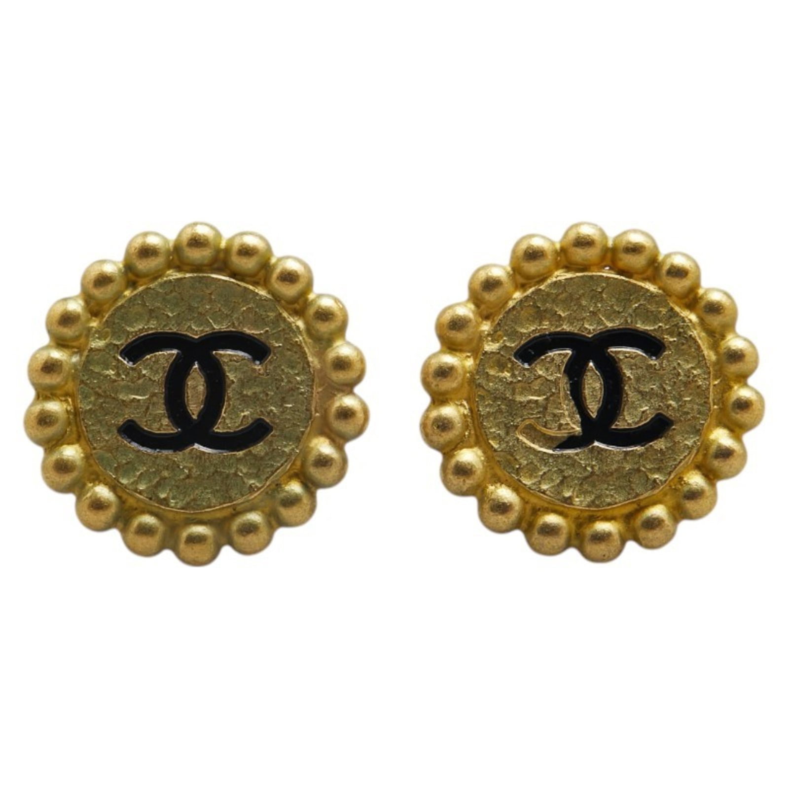 Chanel Clip Earrings: Chanel Clip Earrings Chanel Clip Earrings in Gold Feature a classic design with clean lines and a timeless aesthetic. Measuring 26.20mm x 26.20mm, these clip earrings are a compact yet elegant accesso
