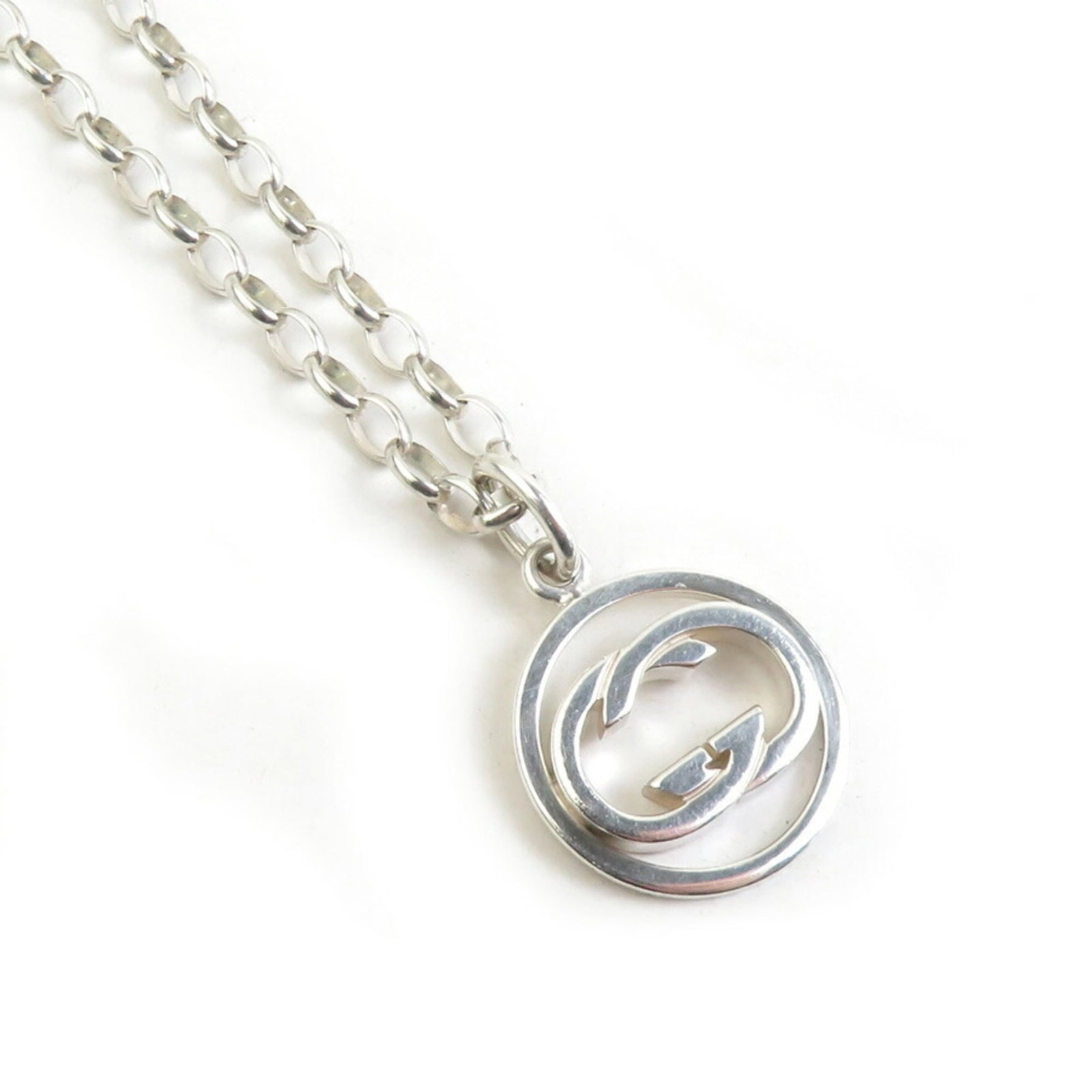 Silver Necklace 925 In Gucci H31827A: Silver Necklace 925 In Gucci H31827A Silver Necklace 925 In Gucci H31827A features a 19mm x 19mm pendant in silver 925 material, set on a chain with a 56 cm / 22.04'' neck circumference. The necklace 
