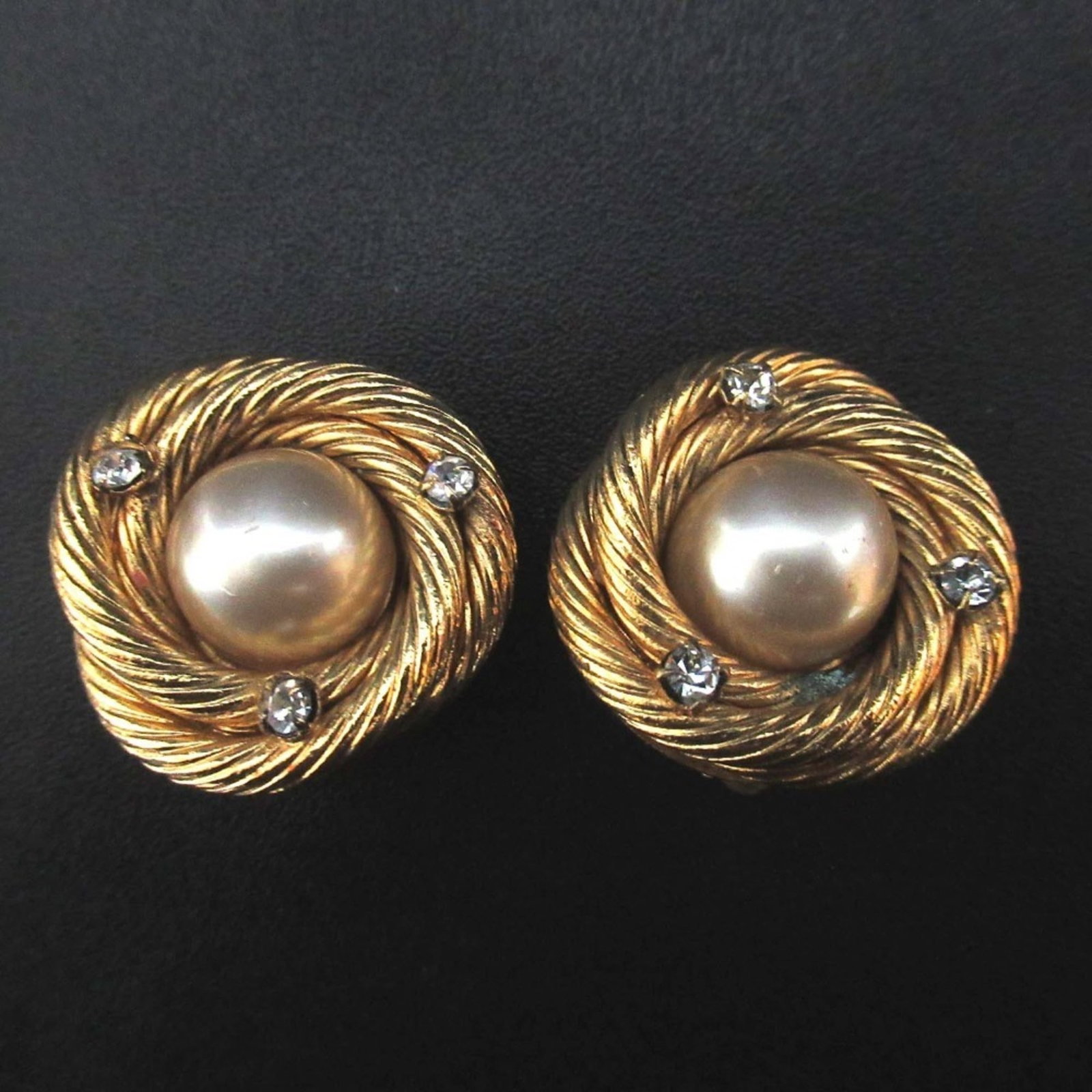 Chanel Clip Earrings: Chanel Clip Earrings Chanel Clip Earrings in gold feature artificial pearl accents, adding a touch of elegance to any outfit. With a size of 25mm x 25mm, these earrings showcase a classic design that