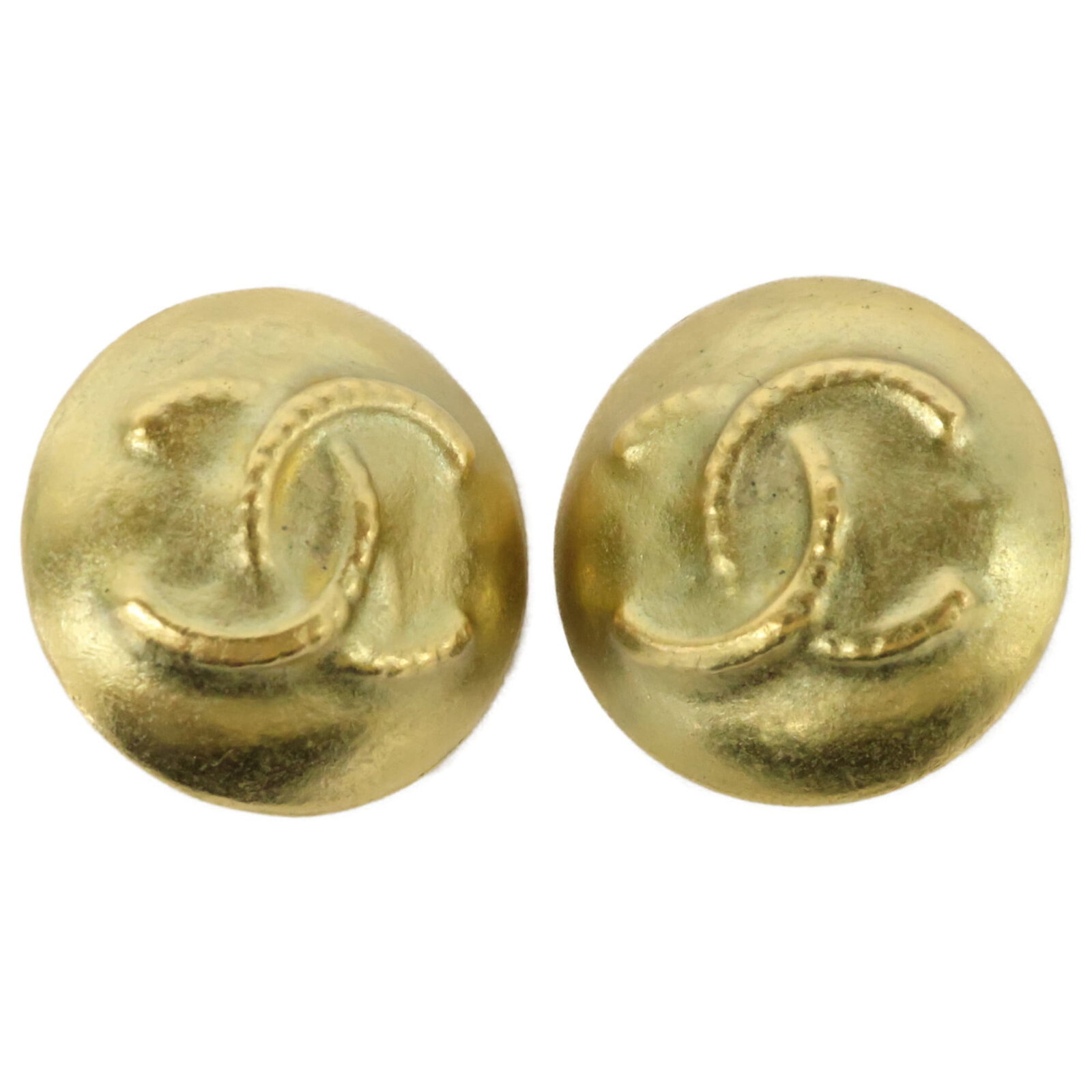 Clip earrings metal by Chanel: Clip earrings metal by Chanel Clip earrings in gold metal, bearing the iconic Chanel brand. These used clip earrings showcase subtle signs of wear, including scratches and dirt, but remain in good con
