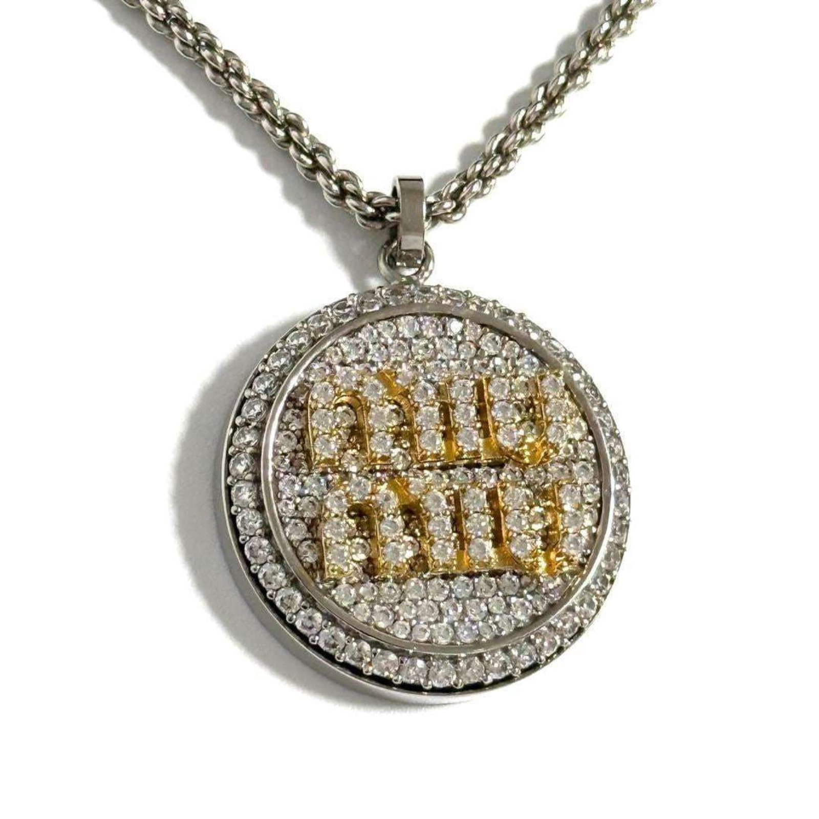 Women's logo pav pendant necklace: Women's logo pav pendant necklace Metal and rhinestone pendant necklace with a logo design, available in sizes 65-70 cm to fit various neck circumferences. The pendant measures 22mm in diameter and