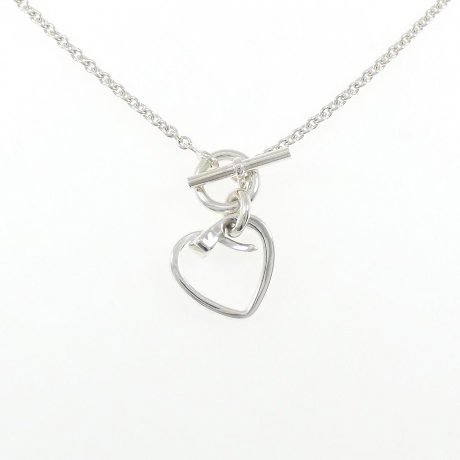 Hermes necklace 925: Hermes necklace 925 Silver 925 Hermes necklace with a pendant bearing a signature, available in a 40 cm circumference. The pendant measures 28.5mm x 16.6mm and features a nice condition despite being 