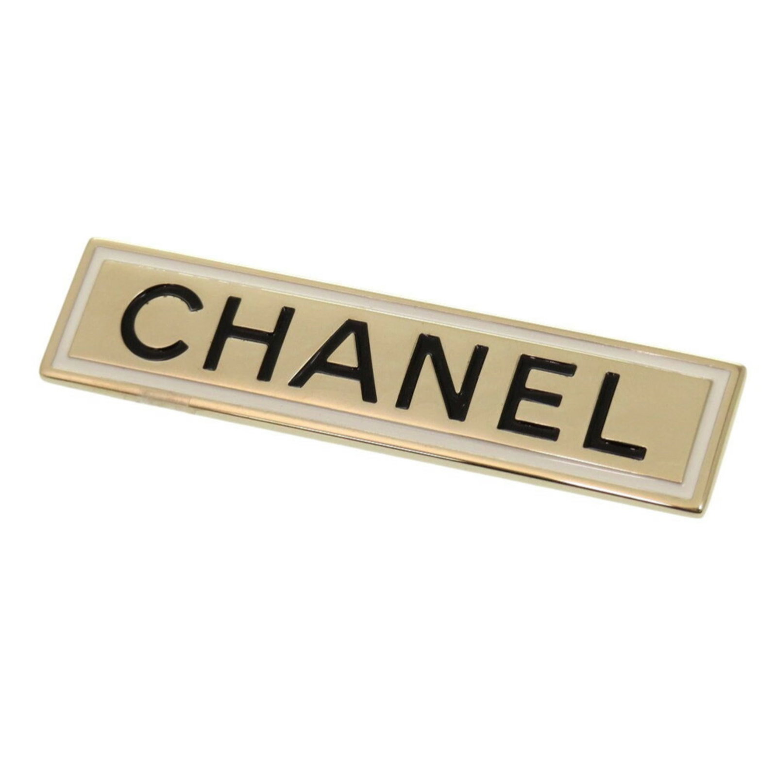 Metal brooch by Chanel: Metal brooch by Chanel Gold metal brooch by renowned fashion brand Chanel, bearing hardly any traces of usage. Made from high-quality metal, this piece showcases the iconic style and craftsmanship of 
