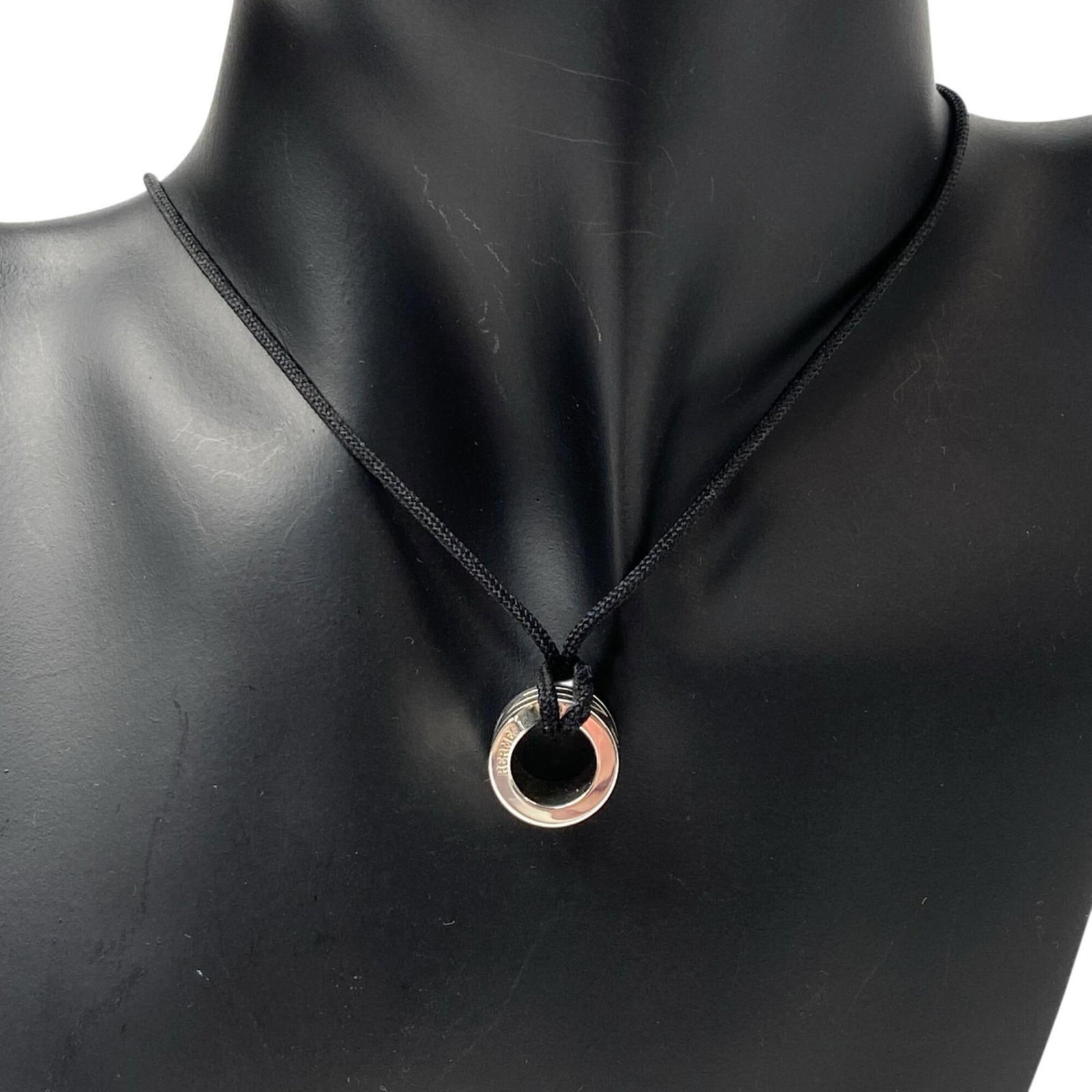 Hermes pendant necklace sterling silver 925 for women: Hermes pendant necklace sterling silver 925 for women Sterling silver 925 Hermes pendant necklace for women, featuring a classic design with a subtle elegance. The 40 cm chain provides a comfortable