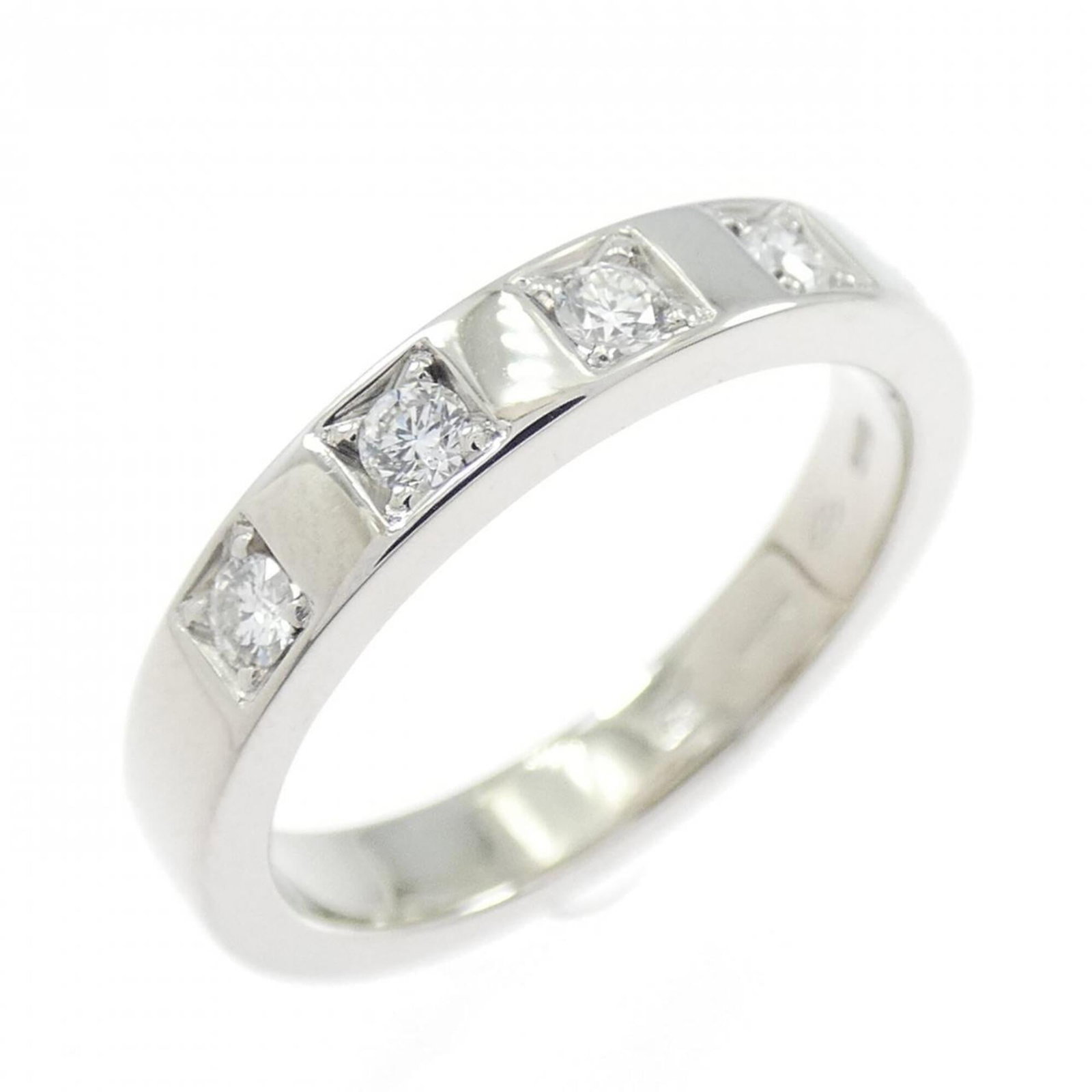 Ring in platinum 950 by Bvlgari: Ring in platinum 950 by Bvlgari Platinum 950 band ring from Bvlgari features a diamond stone. The item bears some scratches and dirt, but remains in very good condition. It is available in size 4.5. I