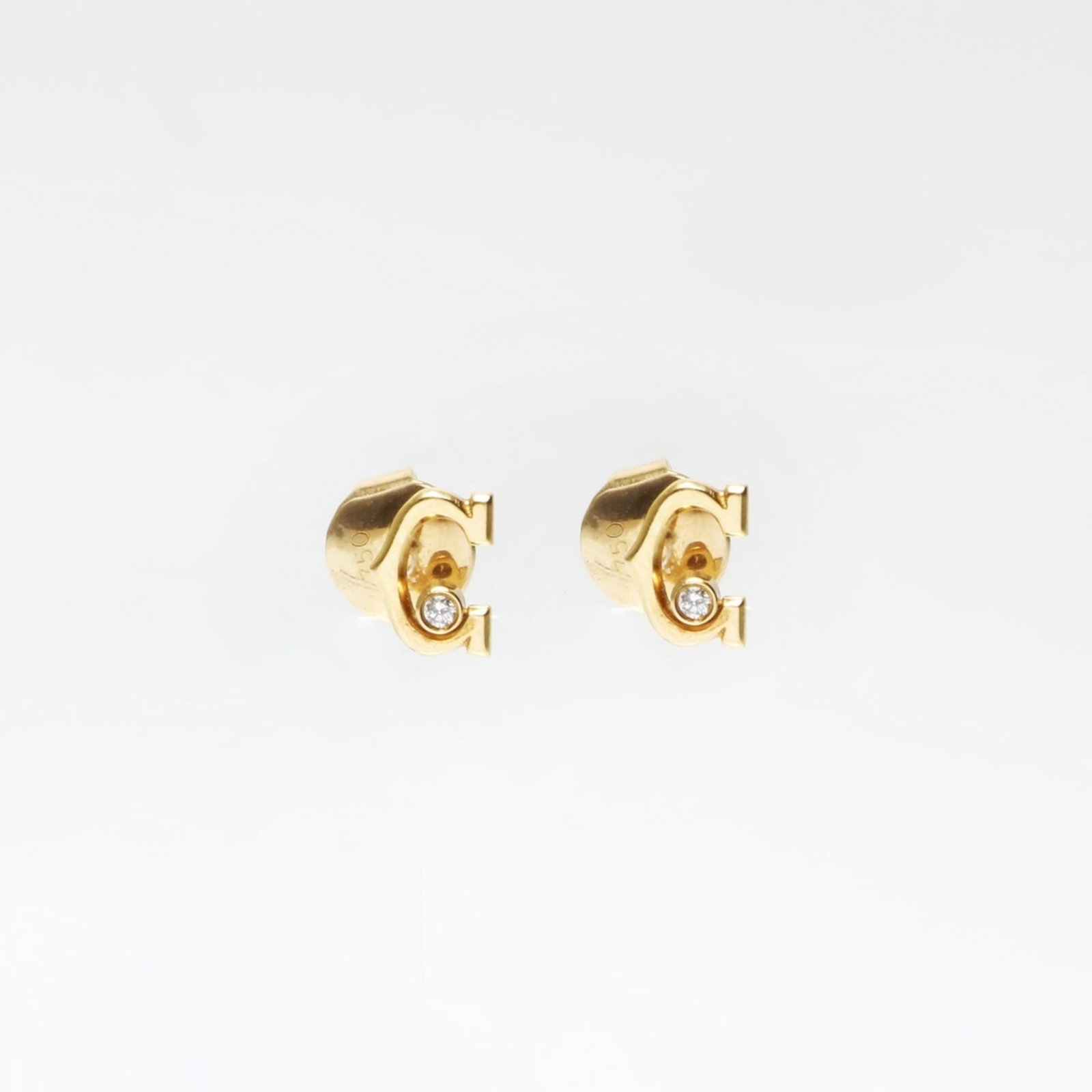 Cartier Stud Earrings Yellow Gold (18K): Cartier Stud Earrings Yellow Gold (18K) Cartier's iconic stud earrings in yellow gold (18K) shine with subtle elegance. Featuring a diamond stone, these earrings showcase the luxury brand's signature
