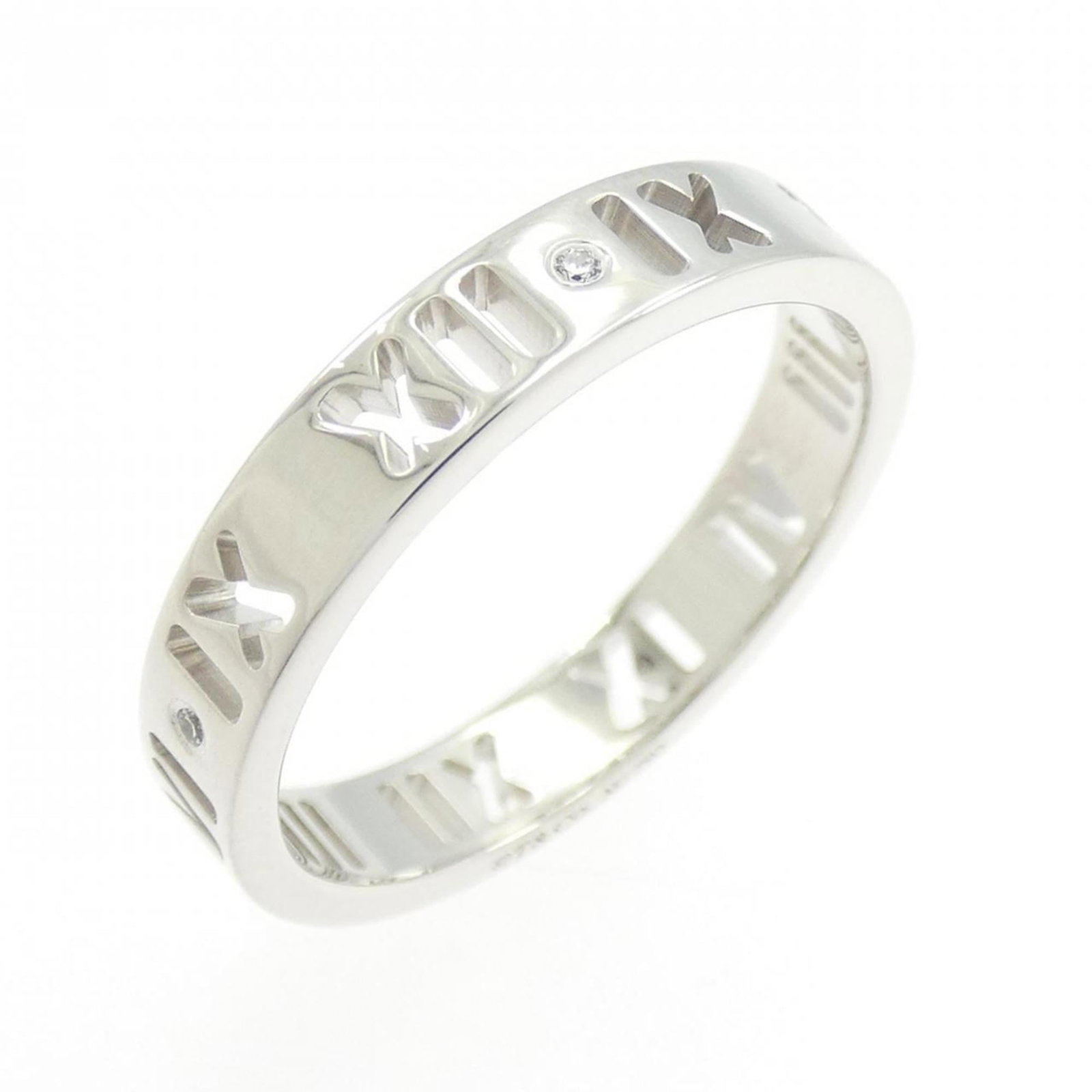 Tiffany ring Atlas: Tiffany ring Atlas Tiffany ring Atlas is a used white gold piece with a few traces of usage, some scratches and dirt visible. It bears a signature but no further information is available on the