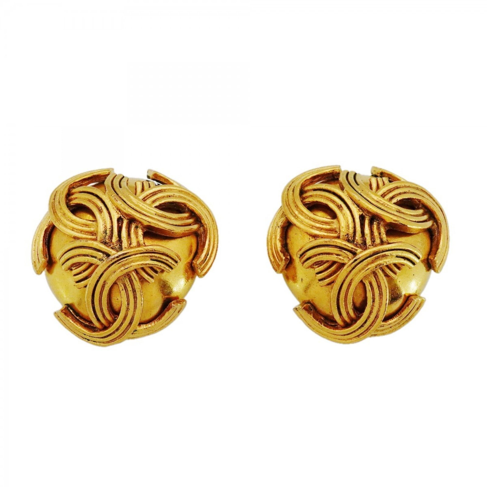 Clip earrings gold plating by Chanel: Clip earrings gold plating by Chanel Clip earrings in gold plating by Chanel, bearing traces of usage with minor scratches and dirt. These 25.80mm x 25.80mm clip earrings are made from gold plating