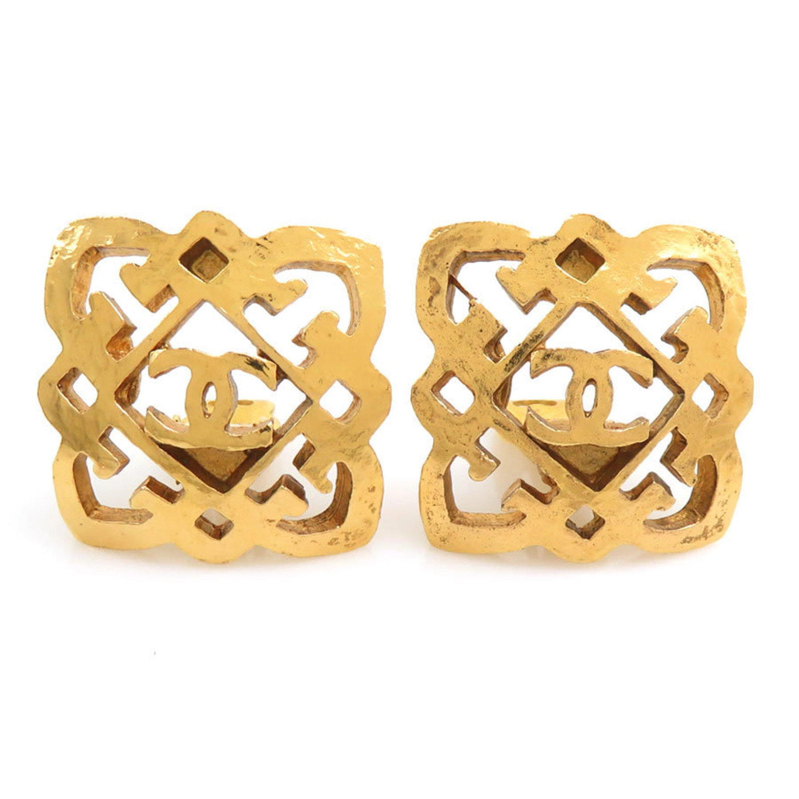 Clip earrings metal by Chanel: Clip earrings metal by Chanel Gold clip earrings by Chanel, featuring a classic design with metal construction and a subtle gold finish. The earrings measure 30mm x 30mm and show signs of gentle