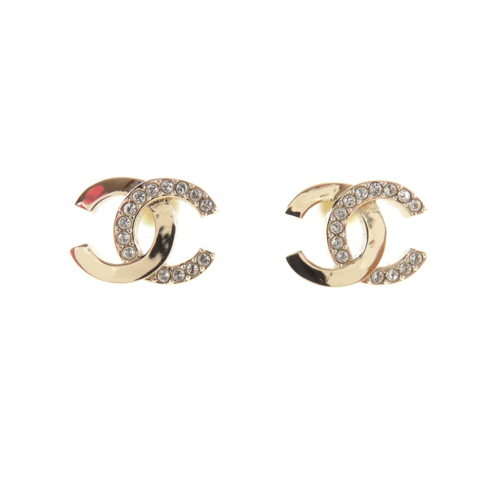 Chanel Stud Earrings: Chanel Stud Earrings Gold stud earrings from Chanel, measuring 1.00mm x 1.50mm in size, with mint condition like new details. These earrings are in used but like new condition and feature a gold