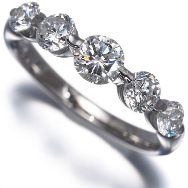 Diamond 1.04Ct 5P Ring 900 Platinum: Diamond 1.04Ct 5P Ring 900 Platinum 900 Platinum diamond ring features a natural 1.04ct diamond with a 5-prong setting, crafted from high-purity platinum metal. This elegant ring boasts a classic