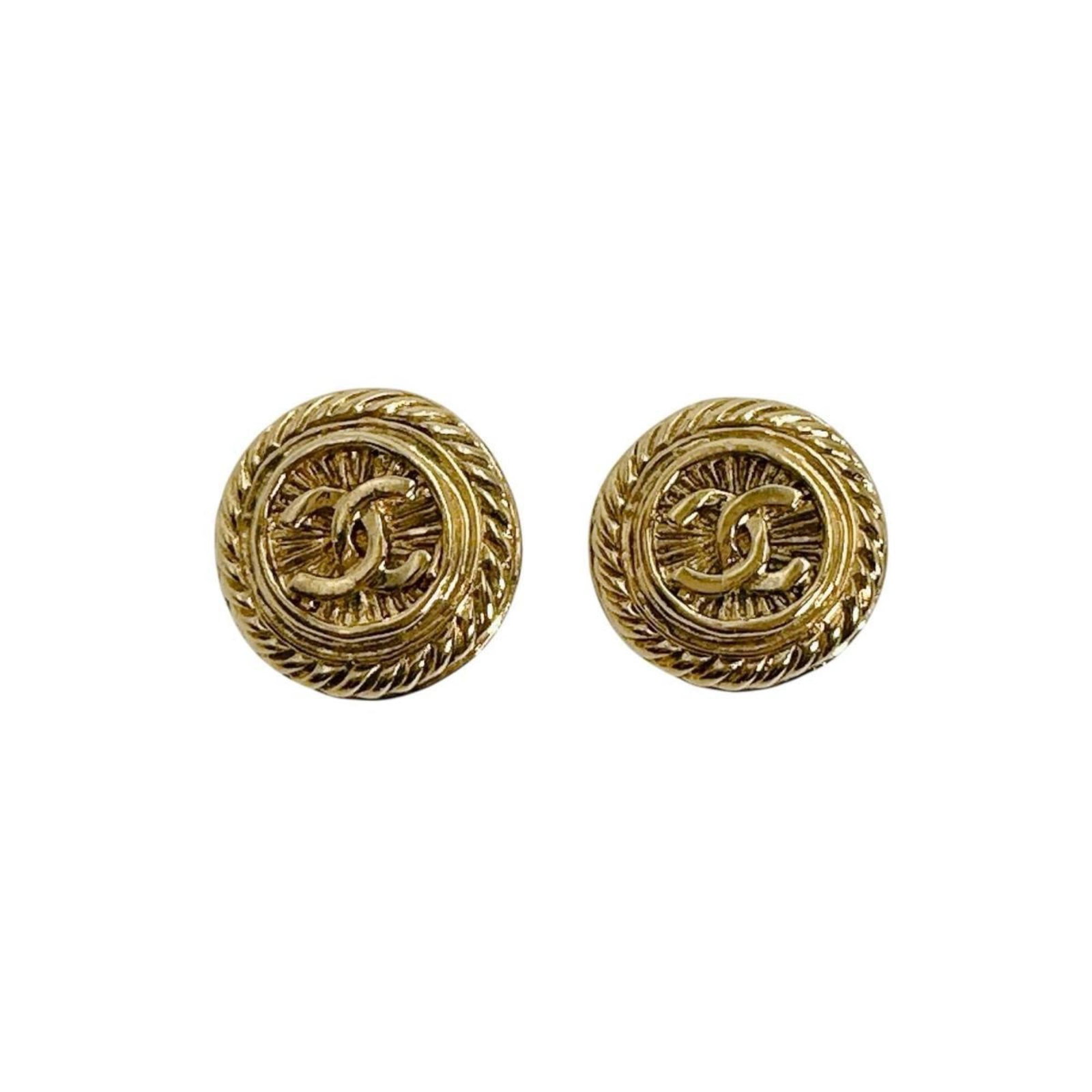 Clip earrings metal by Chanel: Clip earrings metal by Chanel Gold clip earrings by Chanel, bearing traces of usage and minor scratches. Made from metal, these casual earrings are in good condition despite showing signs of wear. Mea