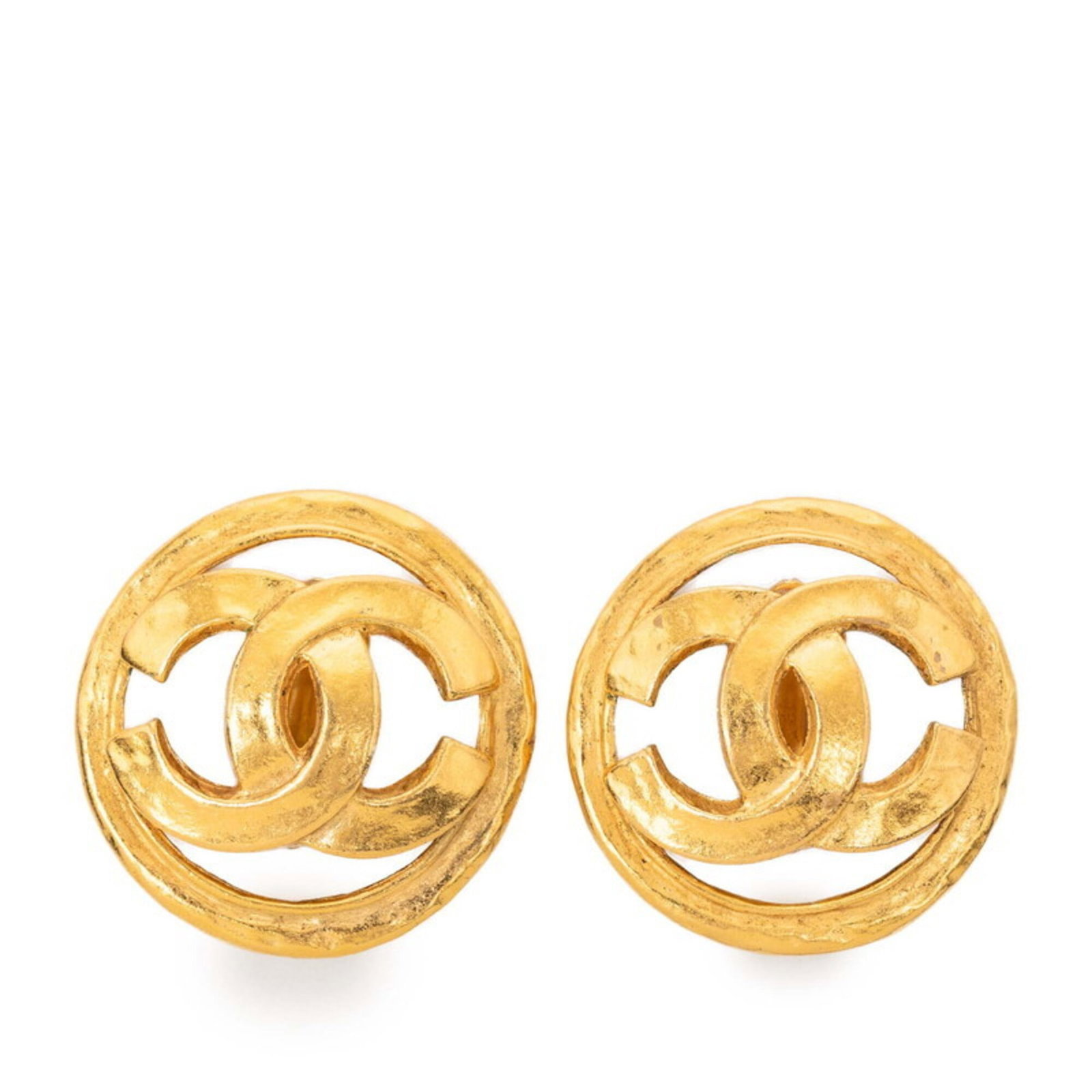 Chanel Clip Earrings: Chanel Clip Earrings Gold clip earrings from Chanel, measuring 35.30mm x 35.30mm in size, bearing traces of usage and minor scratches/dirt. The earrings are in good condition, with visible signs of we
