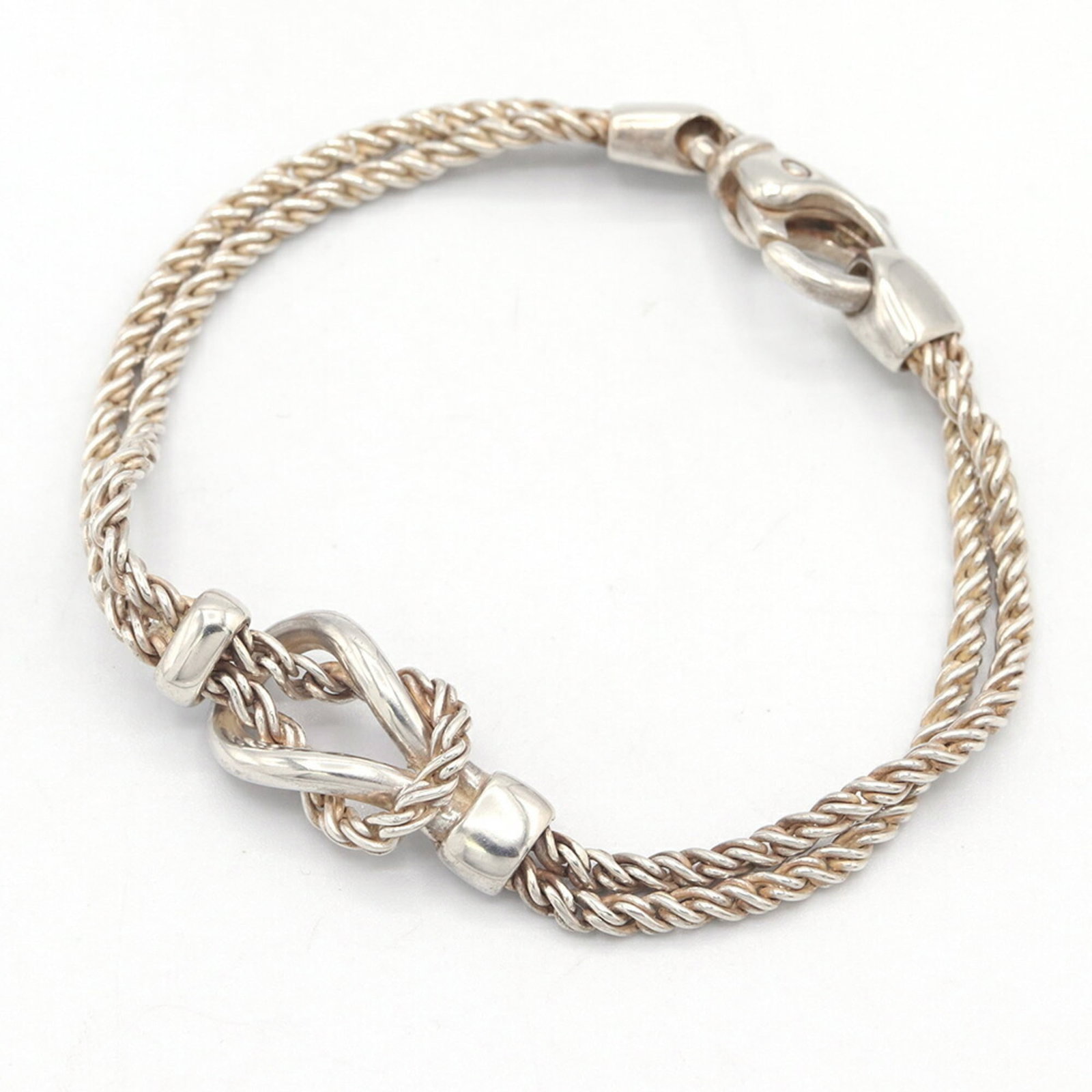 Silver 925 Tiffany Charm Bracelet: Silver 925 Tiffany Charm Bracelet Sterling silver 925 Tiffany charm bracelet, featuring intricate details and a classic design. Measuring 17cm in length, this charm bracelet showcases the brand's sign