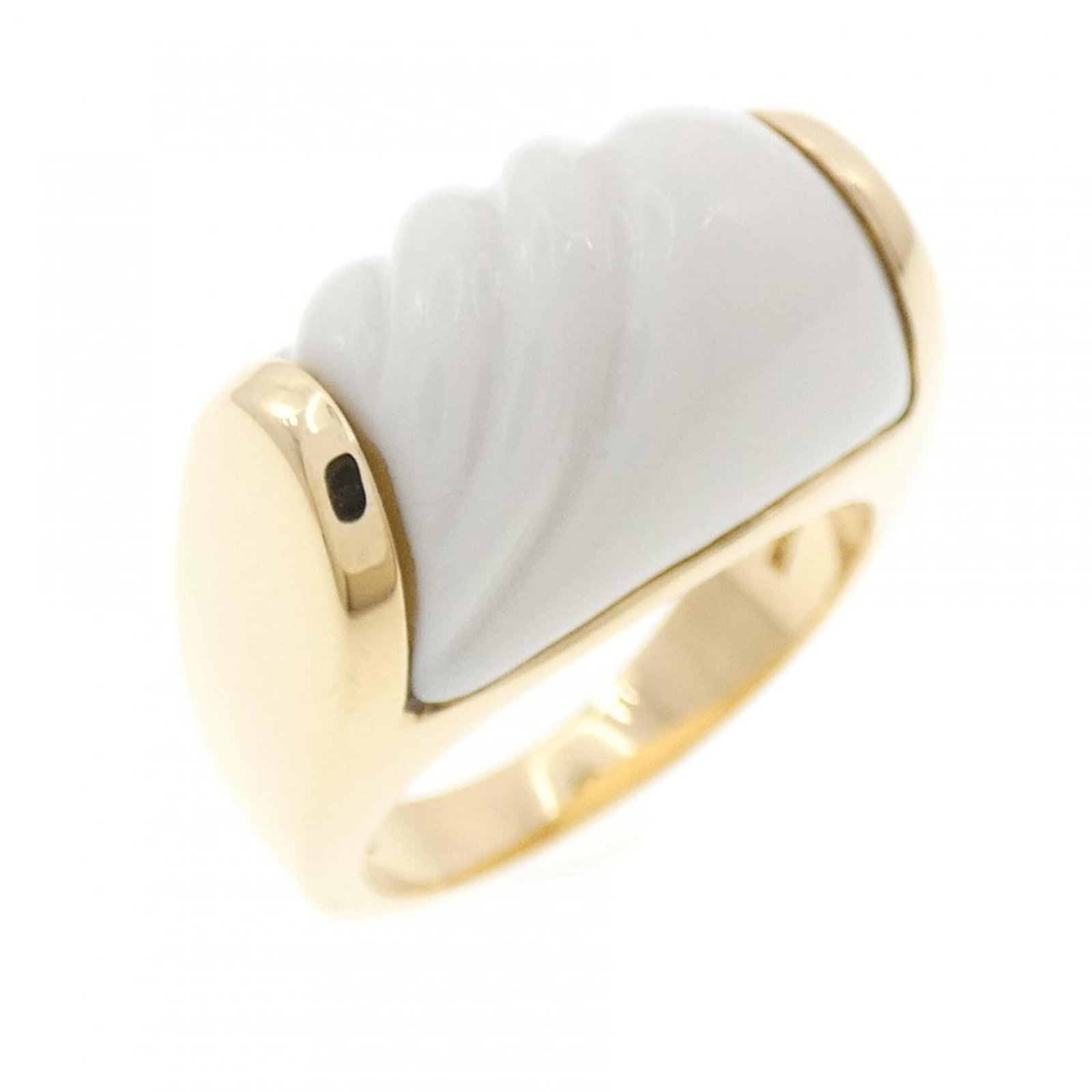 Bvlgari Band Ring Yellow Gold (18K): Bvlgari Band Ring Yellow Gold (18K) Yellow gold (18K) Bvlgari band ring with a classic design, bearing a signature. The ring has some scratches and dirt but remains in very good condition, reflecting