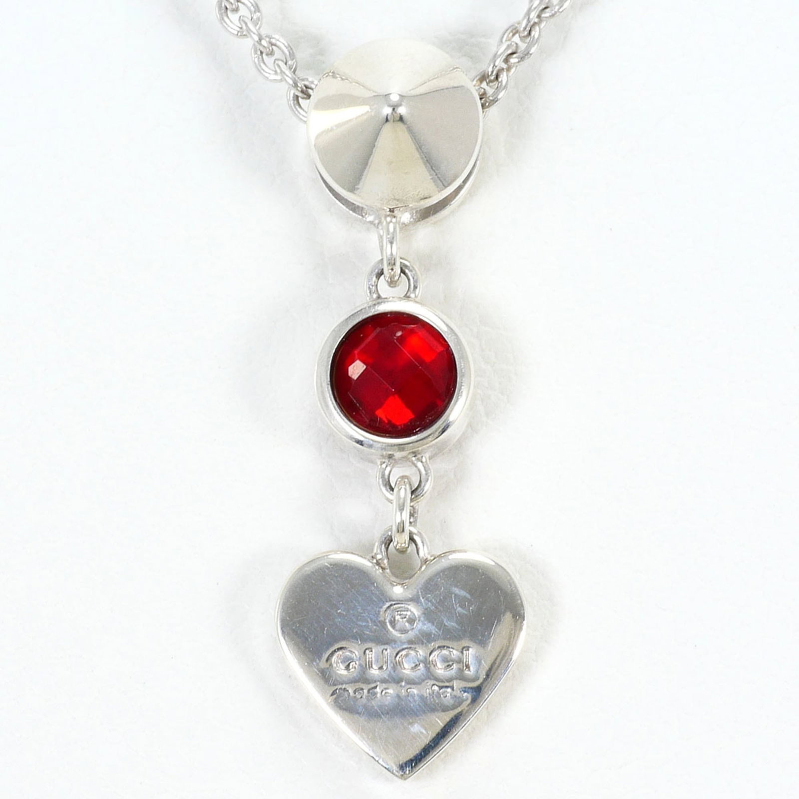 Silver Gucci Necklace 6.4g Total Weight Like New 41cm Free Gift Wrapping: Silver Gucci Necklace 6.4g Total Weight Like New 41cm Free Gift Wrapping Silver Gucci Necklace, 6.4g Total Weight, Like New Condition.This silver necklace from Gucci features a total weight of 6.4g an