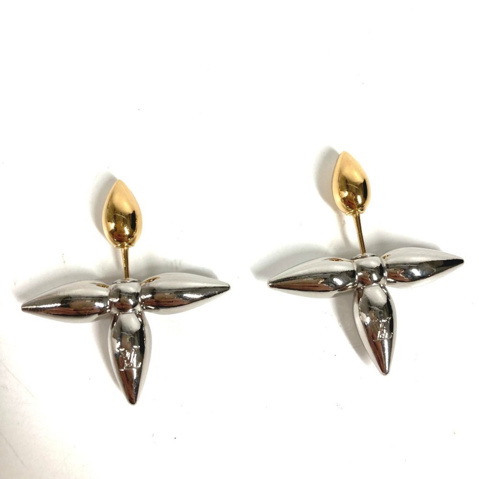 Louis Vuitton Stud Earrings Metal: Louis Vuitton Stud Earrings Metal Stud earrings with Louis Vuitton's iconic monogram pattern, crafted from metal in gold and silver hues. Measuring 32mm x 30mm, these earring studs showcase the