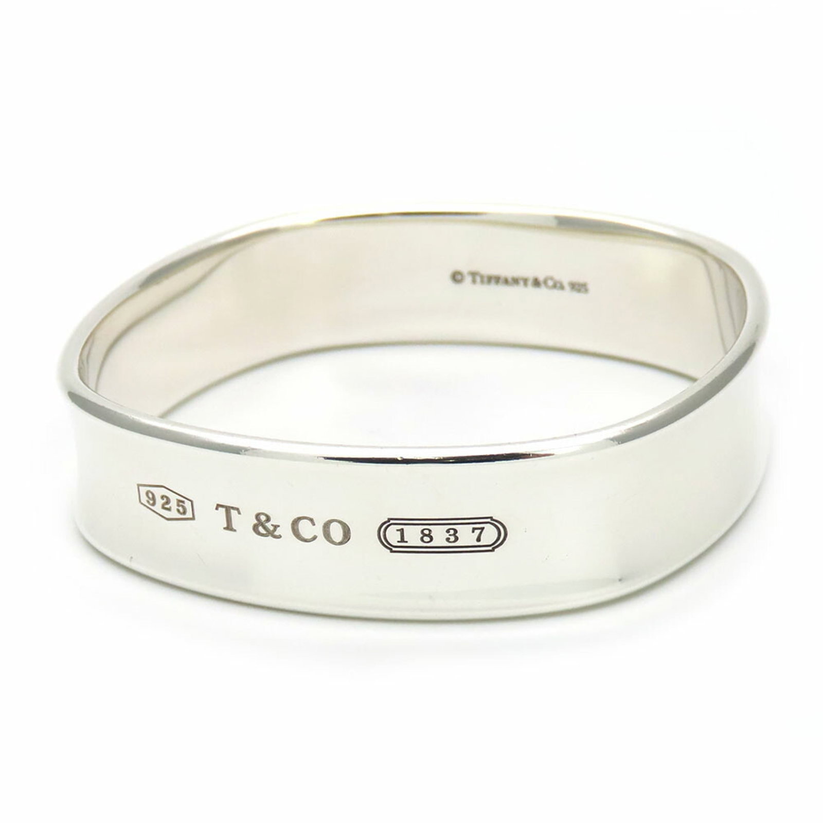 Charm Tiffany Bracelet 925 Silver: Charm Tiffany Bracelet 925 Silver Charm Tiffany Bracelet in 925 Silver. This used charm bracelet features silver 925 material and measures 18.5cm / 7.28'' in length, with a few traces of usage